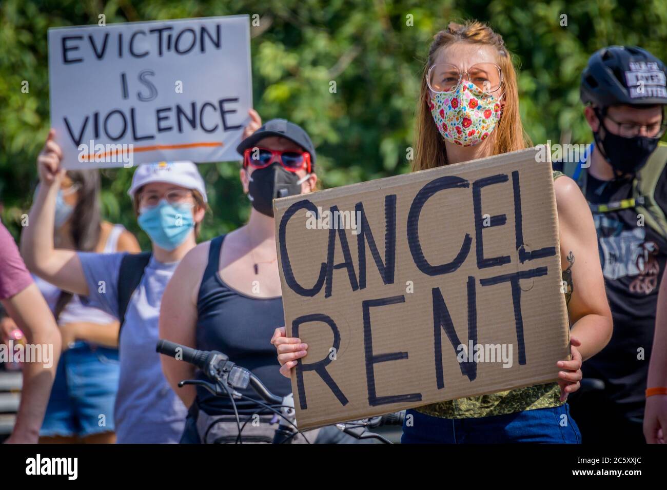 USA. Juli 2020. Mieter und Wohnungsaktivisten versammelten sich am 5. Juli 2020 im Maria Hernandez Park zu einer Kundgebung und marschierten in den Straßen von Bushwick und forderten die Stadtverwaltung auf, die Miete sofort zu stornieren, da die finanzielle Situation für viele New Yorker gleich bleibt, um Geld und arbeitslos zu sein. (Foto von Erik McGregor/Sipa USA) Quelle: SIPA USA/Alamy Live News Stockfoto