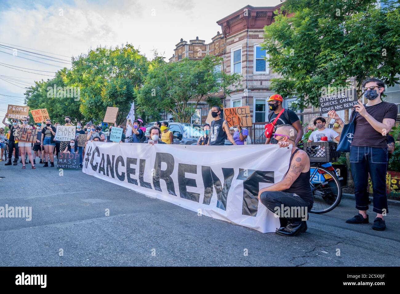 USA. Juli 2020. Mieter und Wohnungsaktivisten versammelten sich am 5. Juli 2020 im Maria Hernandez Park zu einer Kundgebung und marschierten in den Straßen von Bushwick und forderten die Stadtverwaltung auf, die Miete sofort zu stornieren, da die finanzielle Situation für viele New Yorker gleich bleibt, um Geld und arbeitslos zu sein. (Foto von Erik McGregor/Sipa USA) Quelle: SIPA USA/Alamy Live News Stockfoto