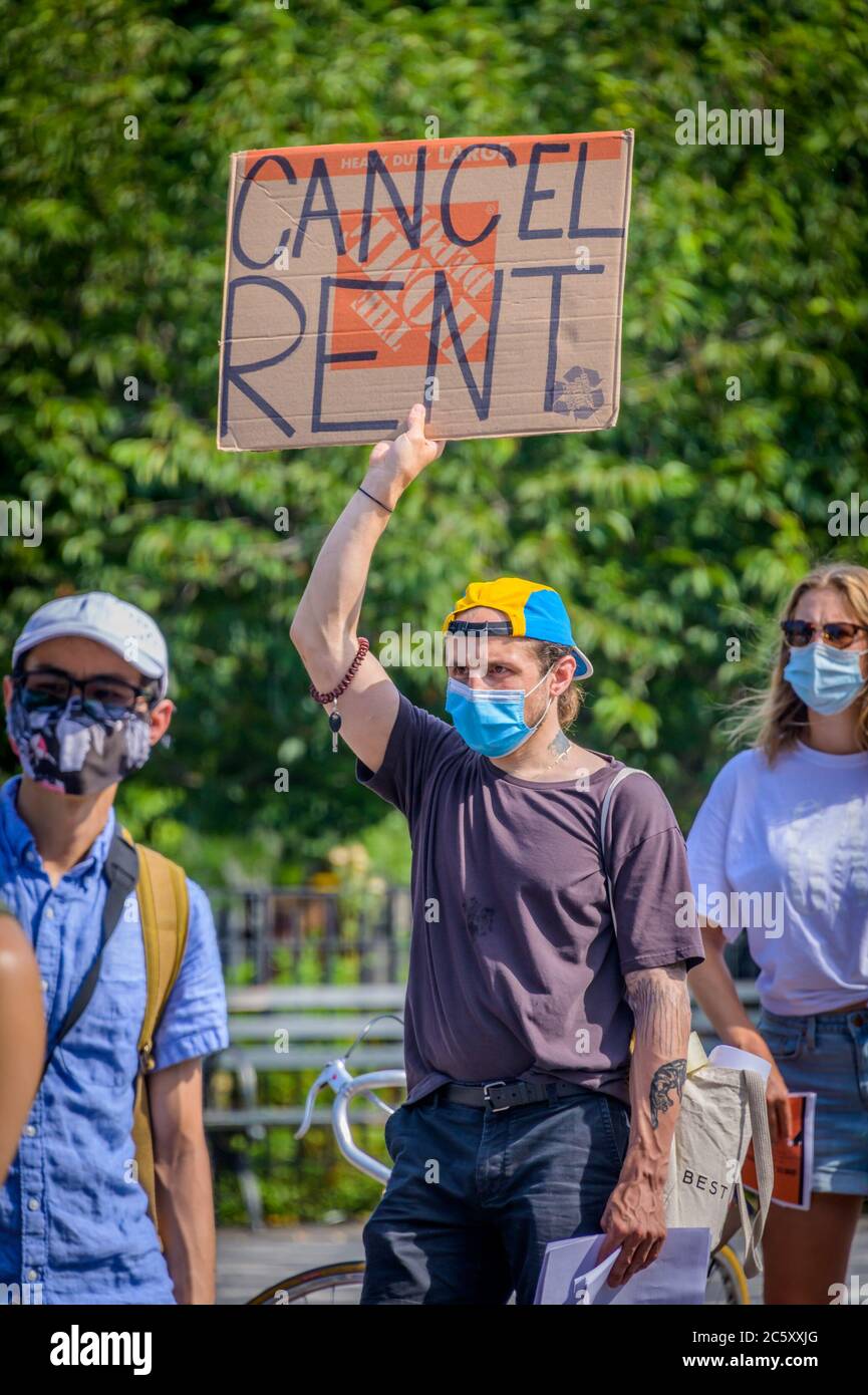 USA. Juli 2020. Mieter und Wohnungsaktivisten versammelten sich am 5. Juli 2020 im Maria Hernandez Park zu einer Kundgebung und marschierten in den Straßen von Bushwick und forderten die Stadtverwaltung auf, die Miete sofort zu stornieren, da die finanzielle Situation für viele New Yorker gleich bleibt, um Geld und arbeitslos zu sein. (Foto von Erik McGregor/Sipa USA) Quelle: SIPA USA/Alamy Live News Stockfoto