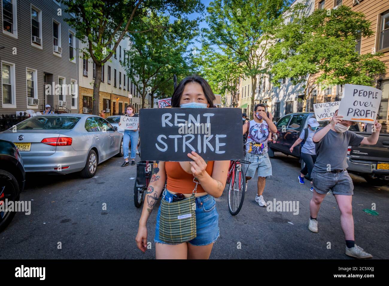 USA. Juli 2020. Mieter und Wohnungsaktivisten versammelten sich am 5. Juli 2020 im Maria Hernandez Park zu einer Kundgebung und marschierten in den Straßen von Bushwick und forderten die Stadtverwaltung auf, die Miete sofort zu stornieren, da die finanzielle Situation für viele New Yorker gleich bleibt, um Geld und arbeitslos zu sein. (Foto von Erik McGregor/Sipa USA) Quelle: SIPA USA/Alamy Live News Stockfoto