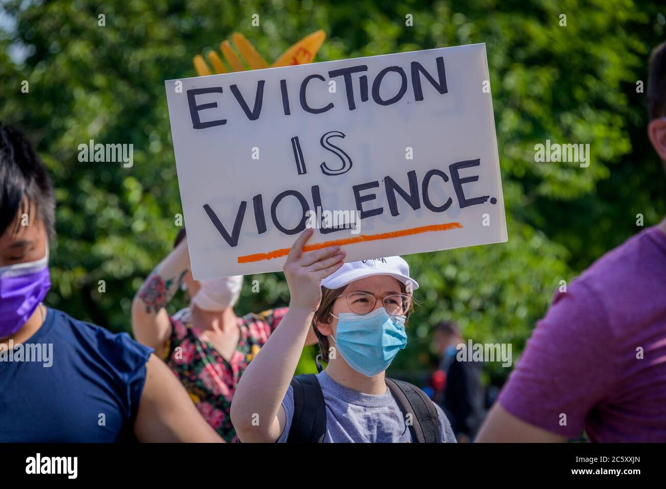 USA. Juli 2020. Mieter und Wohnungsaktivisten versammelten sich am 5. Juli 2020 im Maria Hernandez Park zu einer Kundgebung und marschierten in den Straßen von Bushwick und forderten die Stadtverwaltung auf, die Miete sofort zu stornieren, da die finanzielle Situation für viele New Yorker gleich bleibt, um Geld und arbeitslos zu sein. (Foto von Erik McGregor/Sipa USA) Quelle: SIPA USA/Alamy Live News Stockfoto