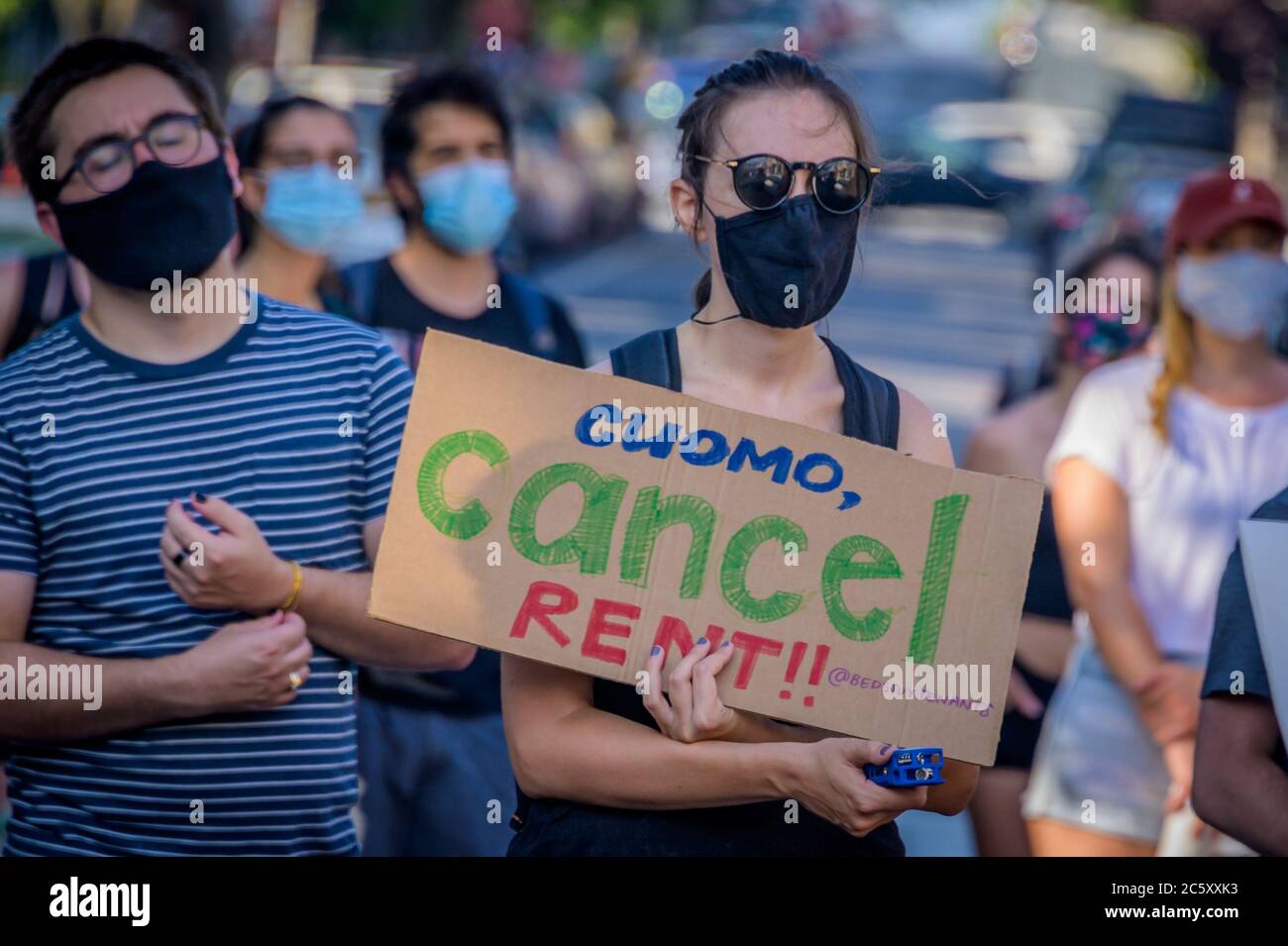 USA. Juli 2020. Mieter und Wohnungsaktivisten versammelten sich am 5. Juli 2020 im Maria Hernandez Park zu einer Kundgebung und marschierten in den Straßen von Bushwick und forderten die Stadtverwaltung auf, die Miete sofort zu stornieren, da die finanzielle Situation für viele New Yorker gleich bleibt, um Geld und arbeitslos zu sein. (Foto von Erik McGregor/Sipa USA) Quelle: SIPA USA/Alamy Live News Stockfoto