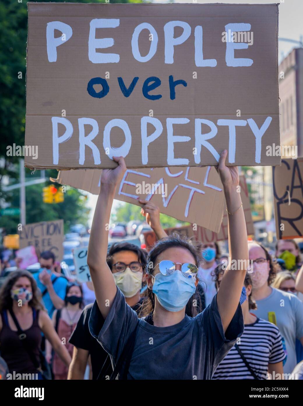 USA. Juli 2020. Mieter und Wohnungsaktivisten versammelten sich am 5. Juli 2020 im Maria Hernandez Park zu einer Kundgebung und marschierten in den Straßen von Bushwick und forderten die Stadtverwaltung auf, die Miete sofort zu stornieren, da die finanzielle Situation für viele New Yorker gleich bleibt, um Geld und arbeitslos zu sein. (Foto von Erik McGregor/Sipa USA) Quelle: SIPA USA/Alamy Live News Stockfoto