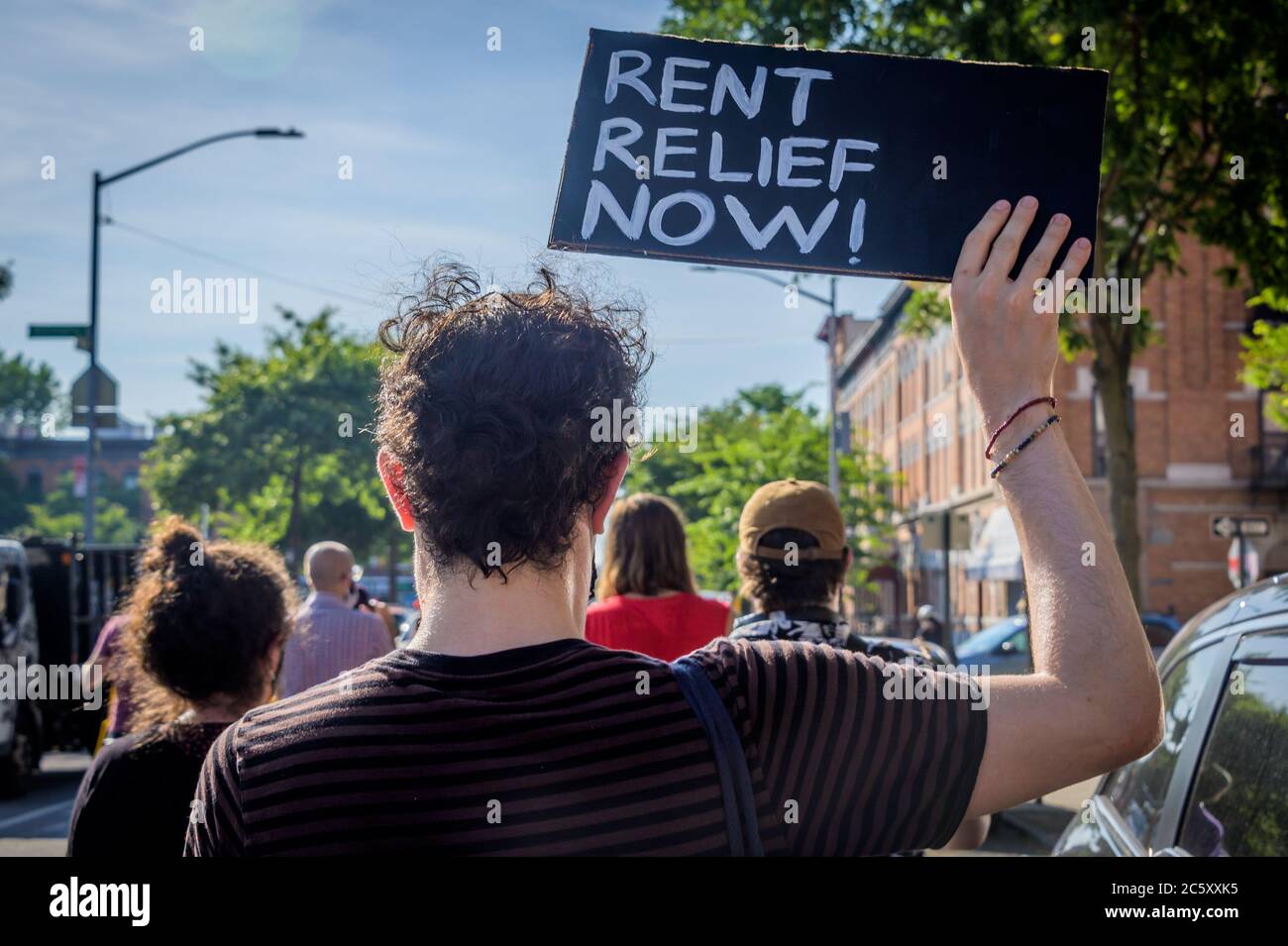 USA. Juli 2020. Mieter und Wohnungsaktivisten versammelten sich am 5. Juli 2020 im Maria Hernandez Park zu einer Kundgebung und marschierten in den Straßen von Bushwick und forderten die Stadtverwaltung auf, die Miete sofort zu stornieren, da die finanzielle Situation für viele New Yorker gleich bleibt, um Geld und arbeitslos zu sein. (Foto von Erik McGregor/Sipa USA) Quelle: SIPA USA/Alamy Live News Stockfoto