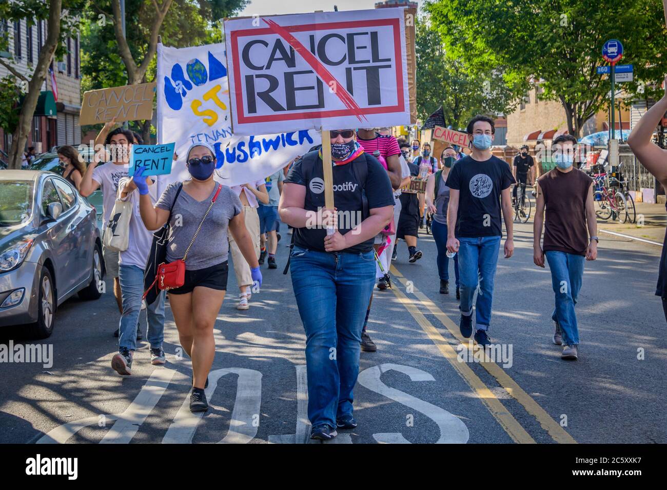 USA. Juli 2020. Mieter und Wohnungsaktivisten versammelten sich am 5. Juli 2020 im Maria Hernandez Park zu einer Kundgebung und marschierten in den Straßen von Bushwick und forderten die Stadtverwaltung auf, die Miete sofort zu stornieren, da die finanzielle Situation für viele New Yorker gleich bleibt, um Geld und arbeitslos zu sein. (Foto von Erik McGregor/Sipa USA) Quelle: SIPA USA/Alamy Live News Stockfoto