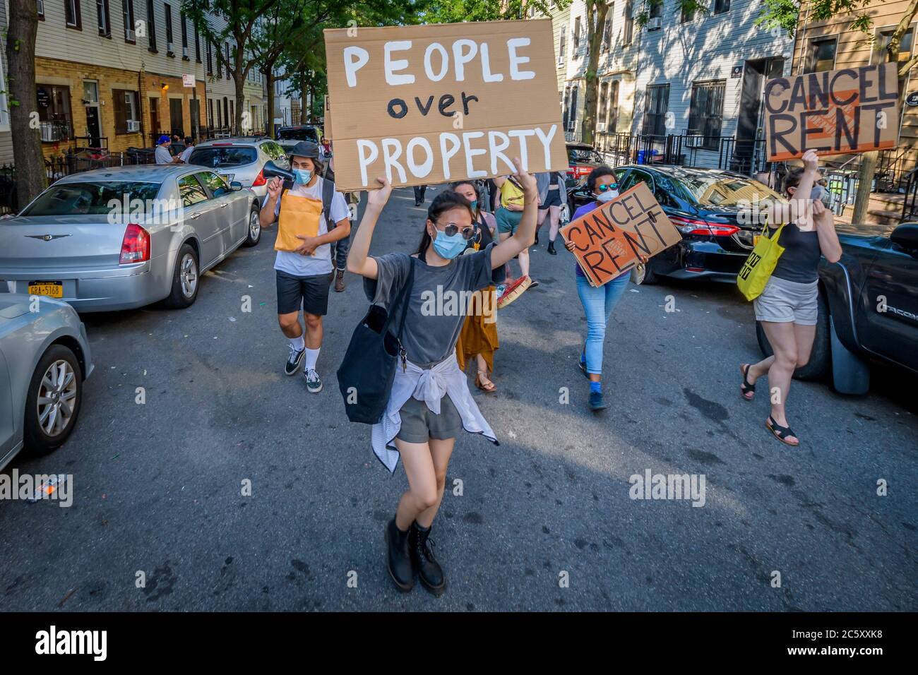 USA. Juli 2020. Mieter und Wohnungsaktivisten versammelten sich am 5. Juli 2020 im Maria Hernandez Park zu einer Kundgebung und marschierten in den Straßen von Bushwick und forderten die Stadtverwaltung auf, die Miete sofort zu stornieren, da die finanzielle Situation für viele New Yorker gleich bleibt, um Geld und arbeitslos zu sein. (Foto von Erik McGregor/Sipa USA) Quelle: SIPA USA/Alamy Live News Stockfoto