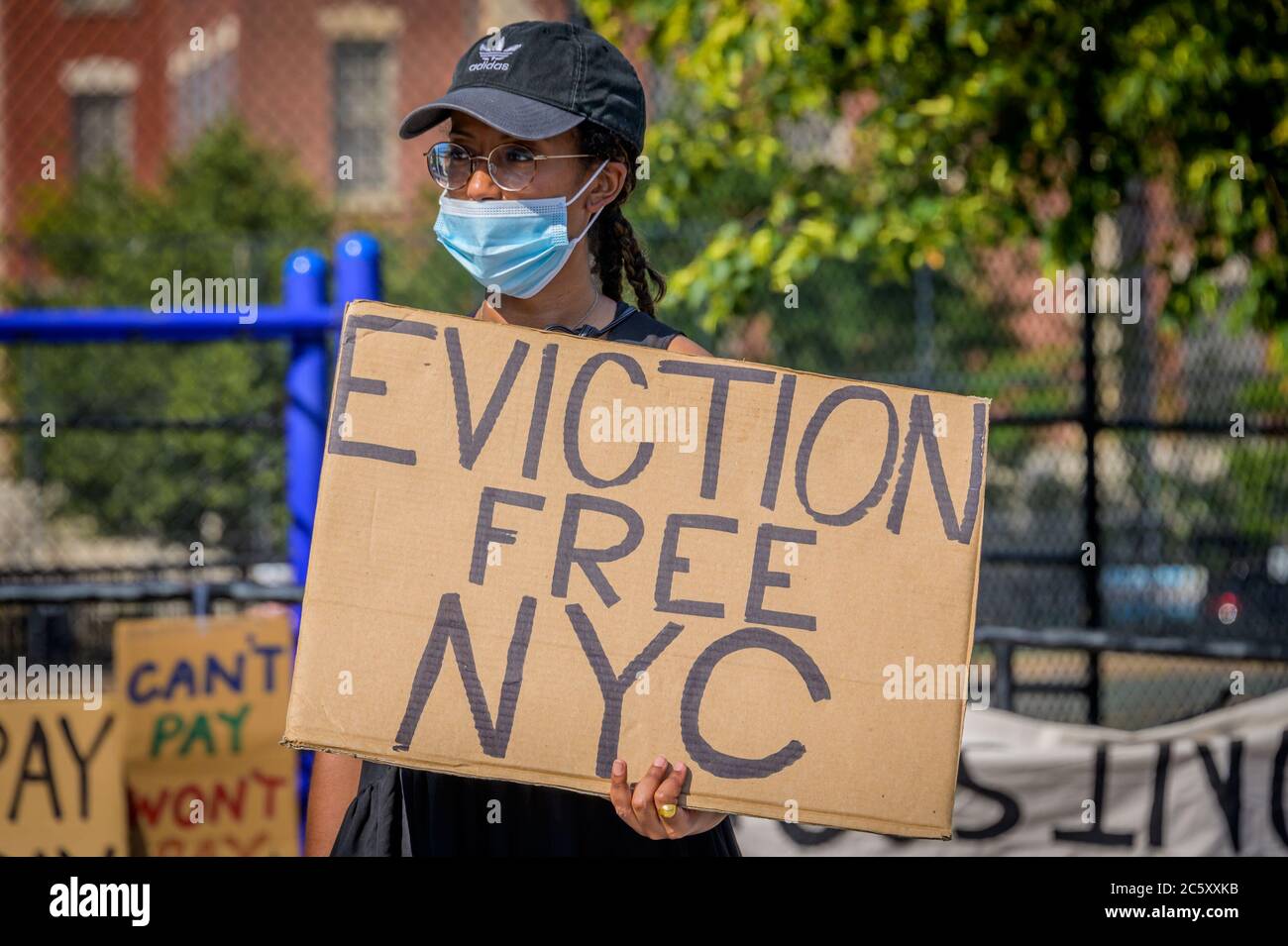 USA. Juli 2020. Mieter und Wohnungsaktivisten versammelten sich am 5. Juli 2020 im Maria Hernandez Park zu einer Kundgebung und marschierten in den Straßen von Bushwick und forderten die Stadtverwaltung auf, die Miete sofort zu stornieren, da die finanzielle Situation für viele New Yorker gleich bleibt, um Geld und arbeitslos zu sein. (Foto von Erik McGregor/Sipa USA) Quelle: SIPA USA/Alamy Live News Stockfoto