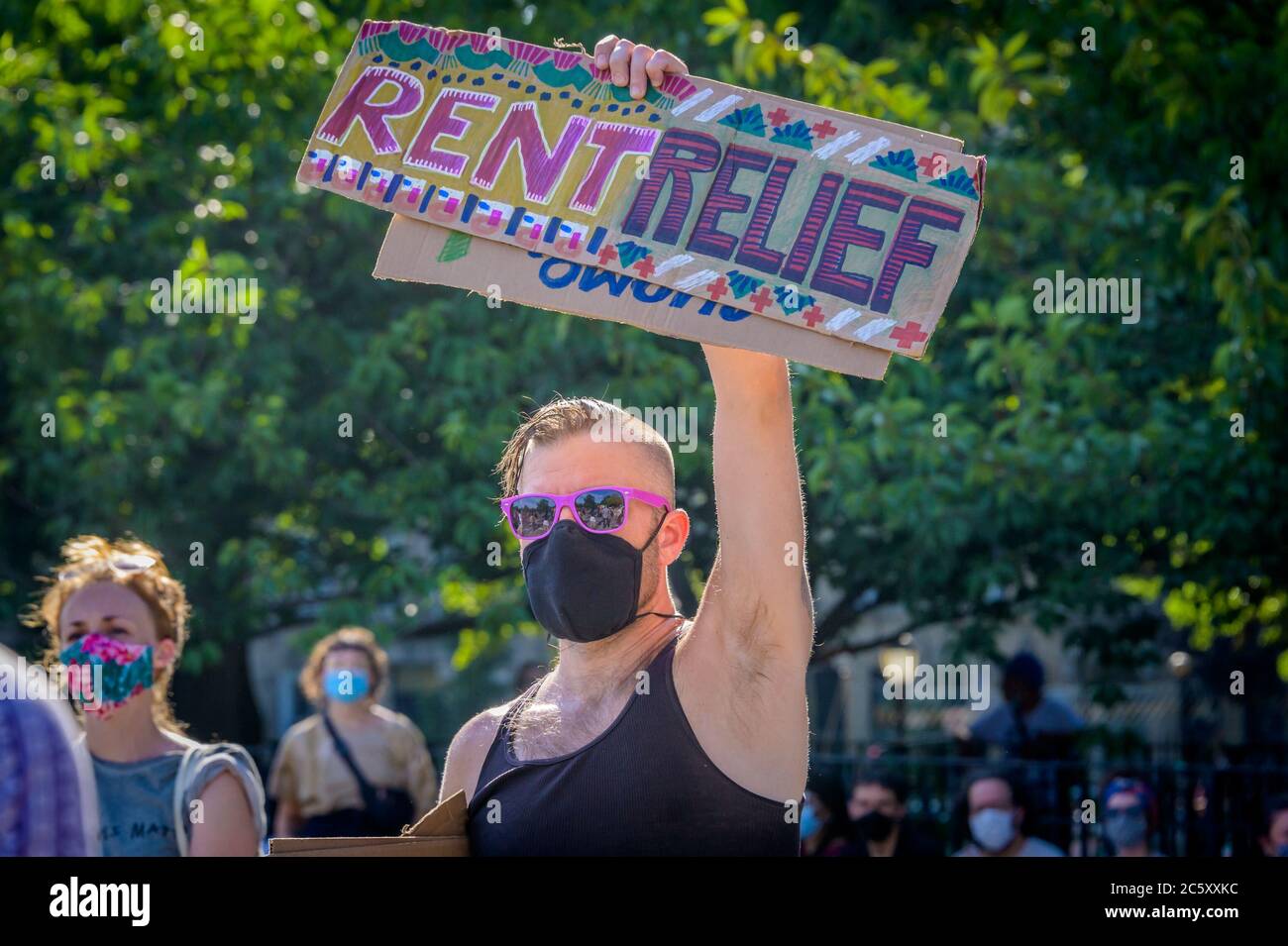 USA. Juli 2020. Mieter und Wohnungsaktivisten versammelten sich am 5. Juli 2020 im Maria Hernandez Park zu einer Kundgebung und marschierten in den Straßen von Bushwick und forderten die Stadtverwaltung auf, die Miete sofort zu stornieren, da die finanzielle Situation für viele New Yorker gleich bleibt, um Geld und arbeitslos zu sein. (Foto von Erik McGregor/Sipa USA) Quelle: SIPA USA/Alamy Live News Stockfoto