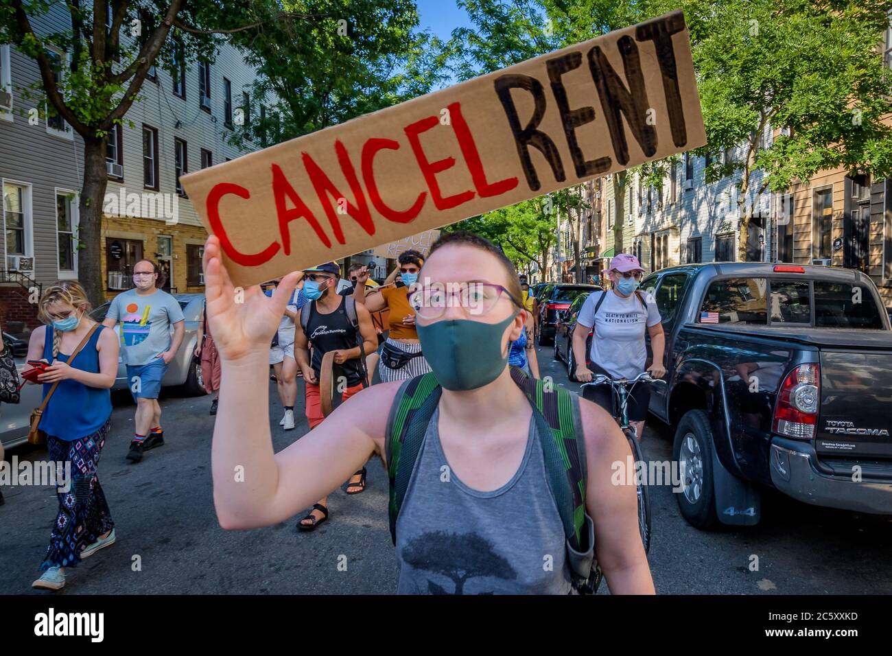 USA. Juli 2020. Mieter und Wohnungsaktivisten versammelten sich am 5. Juli 2020 im Maria Hernandez Park zu einer Kundgebung und marschierten in den Straßen von Bushwick und forderten die Stadtverwaltung auf, die Miete sofort zu stornieren, da die finanzielle Situation für viele New Yorker gleich bleibt, um Geld und arbeitslos zu sein. (Foto von Erik McGregor/Sipa USA) Quelle: SIPA USA/Alamy Live News Stockfoto