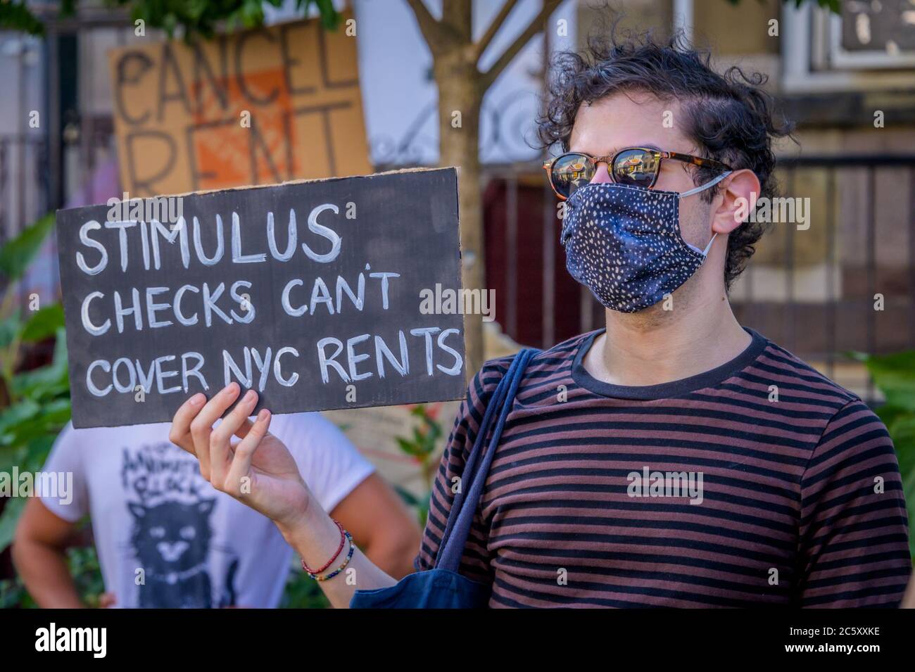 USA. Juli 2020. Mieter und Wohnungsaktivisten versammelten sich am 5. Juli 2020 im Maria Hernandez Park zu einer Kundgebung und marschierten in den Straßen von Bushwick und forderten die Stadtverwaltung auf, die Miete sofort zu stornieren, da die finanzielle Situation für viele New Yorker gleich bleibt, um Geld und arbeitslos zu sein. (Foto von Erik McGregor/Sipa USA) Quelle: SIPA USA/Alamy Live News Stockfoto