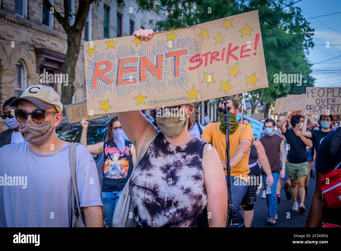 USA. Juli 2020. Mieter und Wohnungsaktivisten versammelten sich am 5. Juli 2020 im Maria Hernandez Park zu einer Kundgebung und marschierten in den Straßen von Bushwick und forderten die Stadtverwaltung auf, die Miete sofort zu stornieren, da die finanzielle Situation für viele New Yorker gleich bleibt, um Geld und arbeitslos zu sein. (Foto von Erik McGregor/Sipa USA) Quelle: SIPA USA/Alamy Live News Stockfoto
