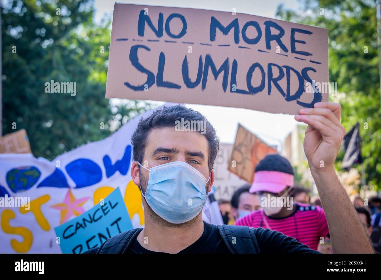 USA. Juli 2020. Mieter und Wohnungsaktivisten versammelten sich am 5. Juli 2020 im Maria Hernandez Park zu einer Kundgebung und marschierten in den Straßen von Bushwick und forderten die Stadtverwaltung auf, die Miete sofort zu stornieren, da die finanzielle Situation für viele New Yorker gleich bleibt, um Geld und arbeitslos zu sein. (Foto von Erik McGregor/Sipa USA) Quelle: SIPA USA/Alamy Live News Stockfoto