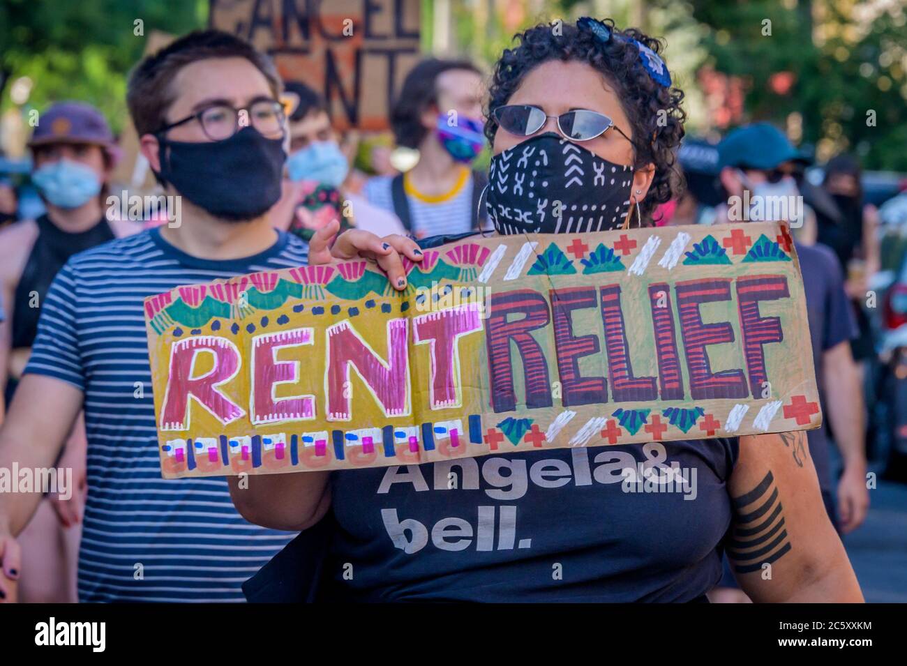 USA. Juli 2020. Mieter und Wohnungsaktivisten versammelten sich am 5. Juli 2020 im Maria Hernandez Park zu einer Kundgebung und marschierten in den Straßen von Bushwick und forderten die Stadtverwaltung auf, die Miete sofort zu stornieren, da die finanzielle Situation für viele New Yorker gleich bleibt, um Geld und arbeitslos zu sein. (Foto von Erik McGregor/Sipa USA) Quelle: SIPA USA/Alamy Live News Stockfoto