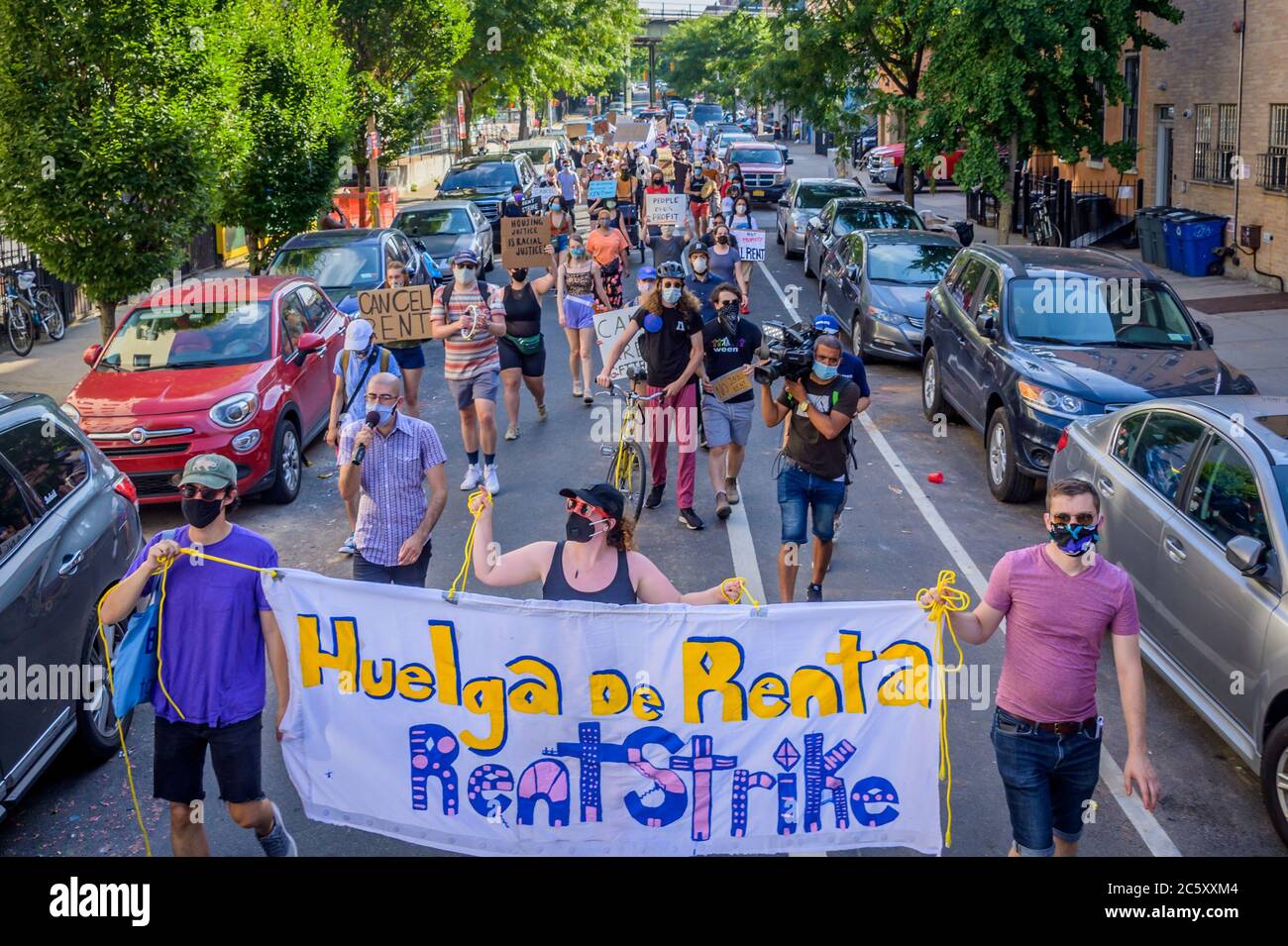 USA. Juli 2020. Mieter und Wohnungsaktivisten versammelten sich am 5. Juli 2020 im Maria Hernandez Park zu einer Kundgebung und marschierten in den Straßen von Bushwick und forderten die Stadtverwaltung auf, die Miete sofort zu stornieren, da die finanzielle Situation für viele New Yorker gleich bleibt, um Geld und arbeitslos zu sein. (Foto von Erik McGregor/Sipa USA) Quelle: SIPA USA/Alamy Live News Stockfoto