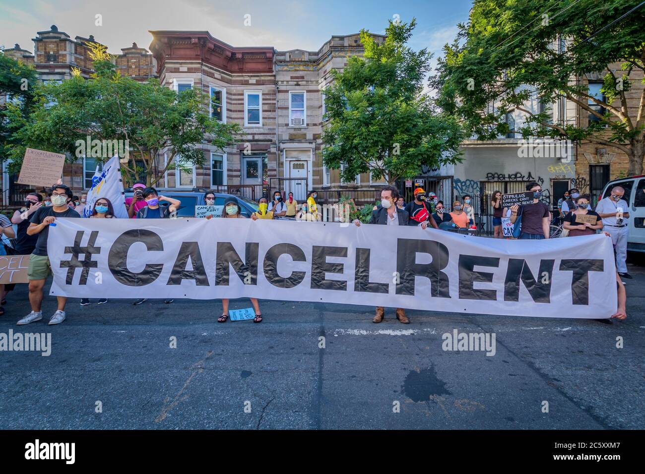 USA. Juli 2020. Mieter und Wohnungsaktivisten versammelten sich am 5. Juli 2020 im Maria Hernandez Park zu einer Kundgebung und marschierten in den Straßen von Bushwick und forderten die Stadtverwaltung auf, die Miete sofort zu stornieren, da die finanzielle Situation für viele New Yorker gleich bleibt, um Geld und arbeitslos zu sein. (Foto von Erik McGregor/Sipa USA) Quelle: SIPA USA/Alamy Live News Stockfoto