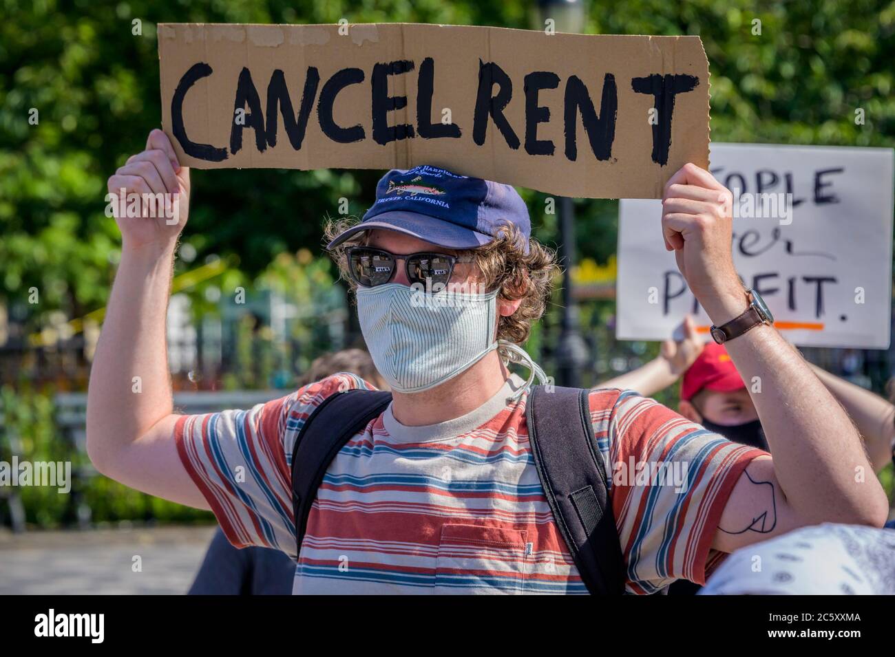 USA. Juli 2020. Mieter und Wohnungsaktivisten versammelten sich am 5. Juli 2020 im Maria Hernandez Park zu einer Kundgebung und marschierten in den Straßen von Bushwick und forderten die Stadtverwaltung auf, die Miete sofort zu stornieren, da die finanzielle Situation für viele New Yorker gleich bleibt, um Geld und arbeitslos zu sein. (Foto von Erik McGregor/Sipa USA) Quelle: SIPA USA/Alamy Live News Stockfoto