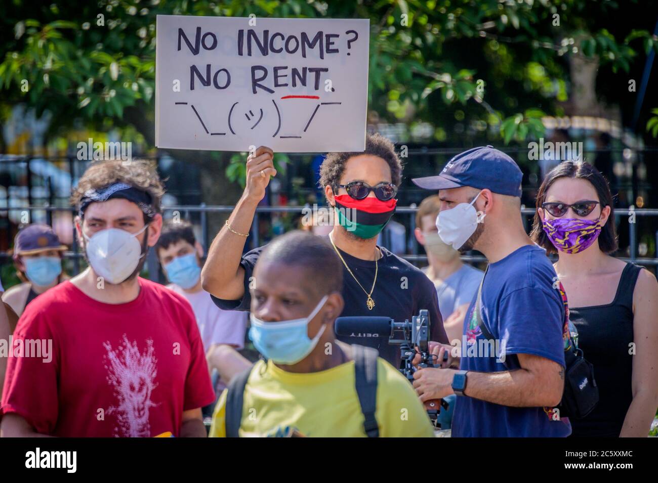 USA. Juli 2020. Mieter und Wohnungsaktivisten versammelten sich am 5. Juli 2020 im Maria Hernandez Park zu einer Kundgebung und marschierten in den Straßen von Bushwick und forderten die Stadtverwaltung auf, die Miete sofort zu stornieren, da die finanzielle Situation für viele New Yorker gleich bleibt, um Geld und arbeitslos zu sein. (Foto von Erik McGregor/Sipa USA) Quelle: SIPA USA/Alamy Live News Stockfoto