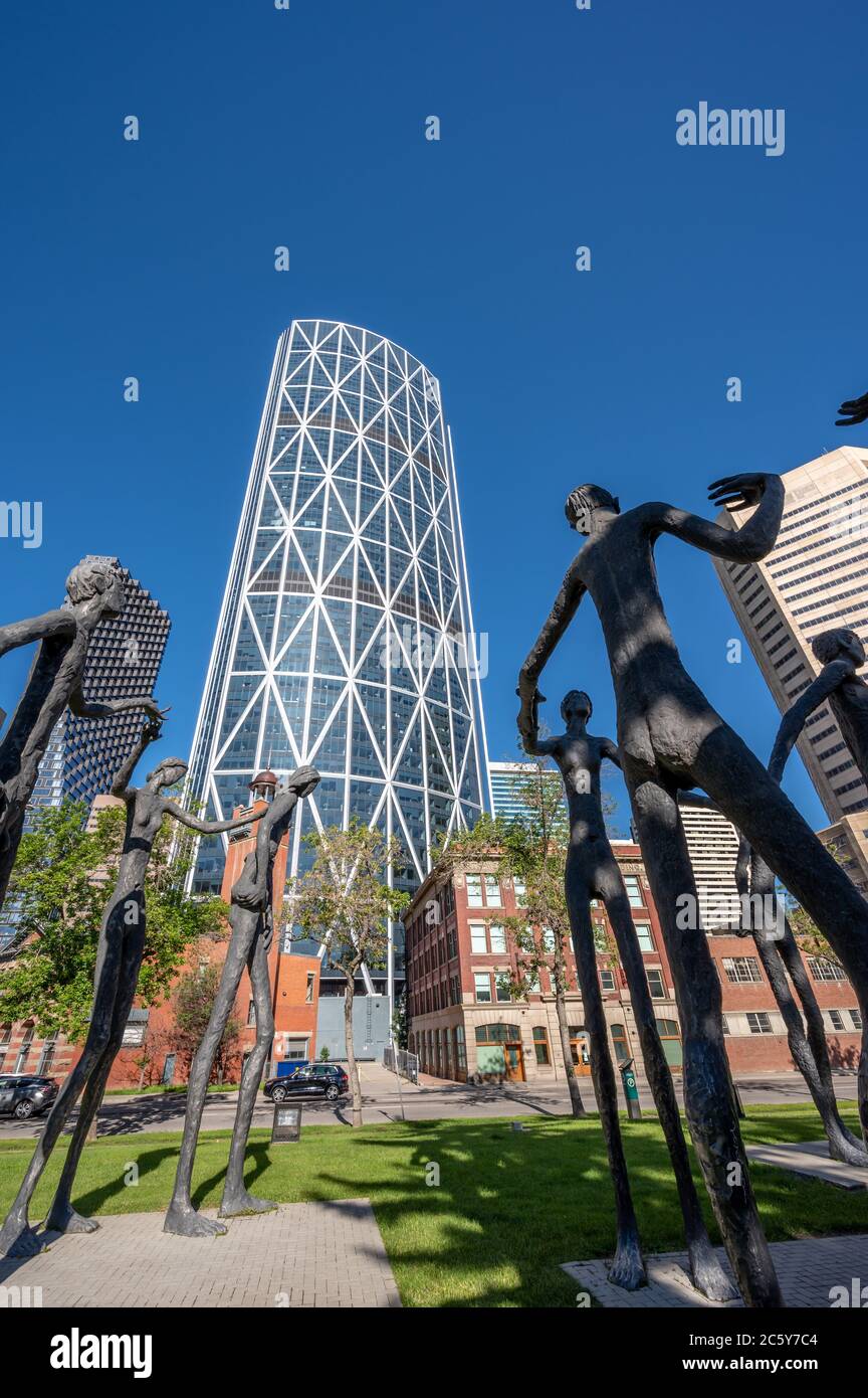 Family of man Kunstinstallation mit dem Bow Tower im Hintergrund. Stockfoto