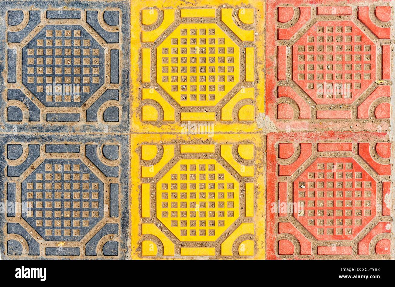 Die Flagge Belgiens auf dem Straßensteinboden von Otavalo, Ecuador. Stockfoto