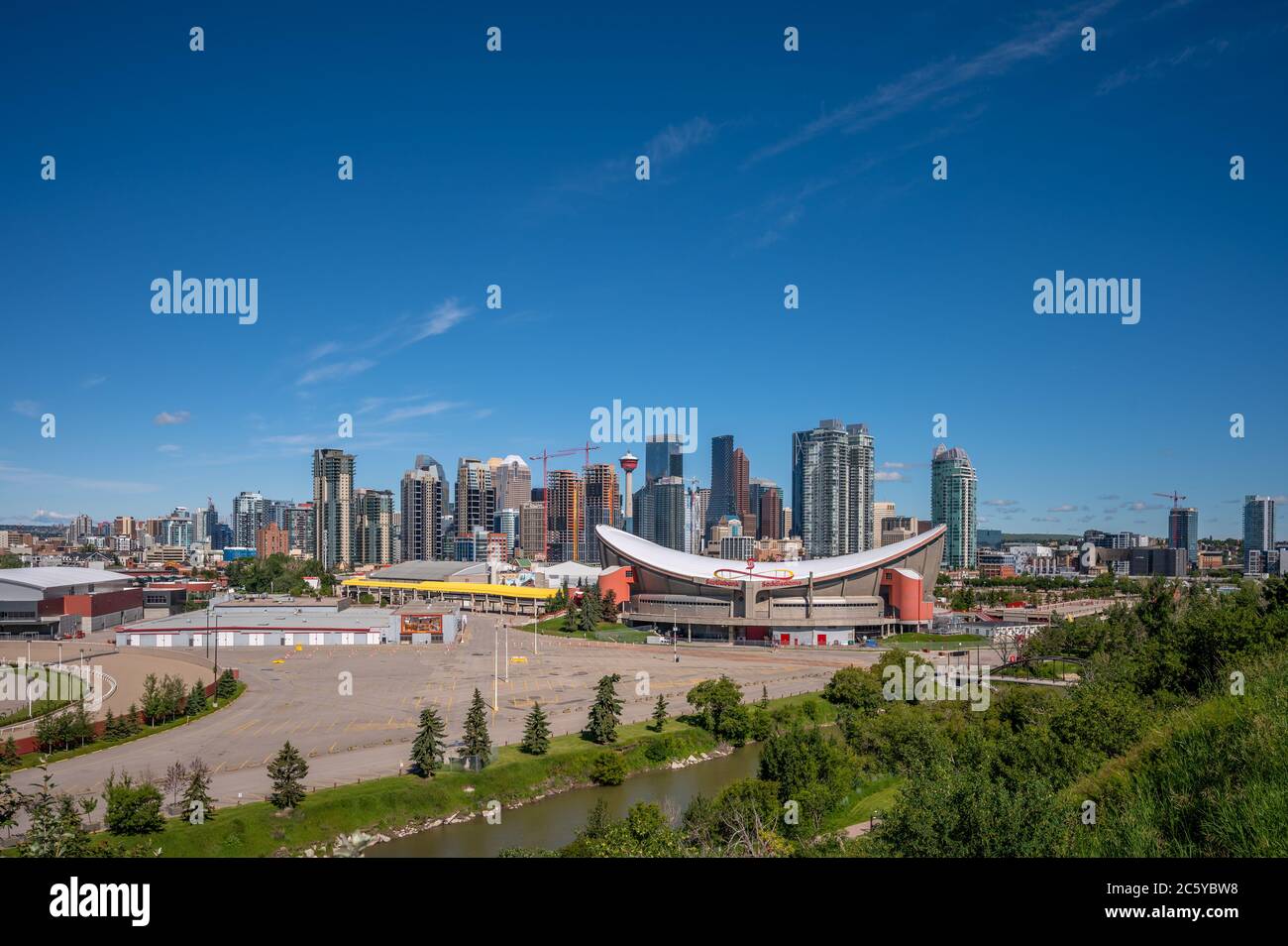 Calgary, Alberta - 5. Juli 2020: Scotiabank Saddledome und die Skyline der Innenstadt von Calgary. Der Saddledome soll in der nahen Zukunft ersetzt werden Stockfoto