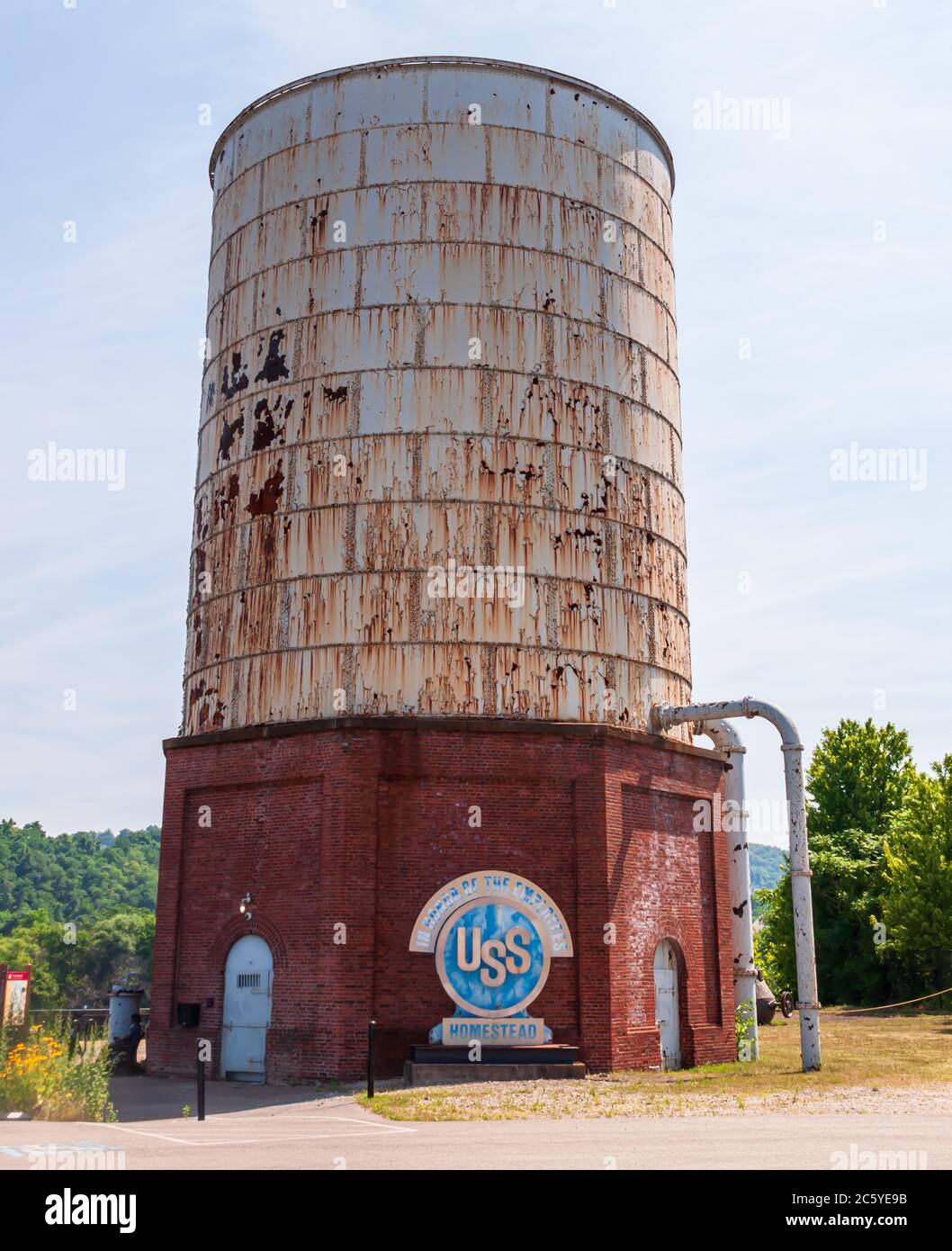 Der Wasserturm an der Stelle, wo die Schlacht von Homestead im Jahr 1892 auf dem Boden des ehemaligen Homestead Steel Works, Homestead, PA, USA stattfand Stockfoto