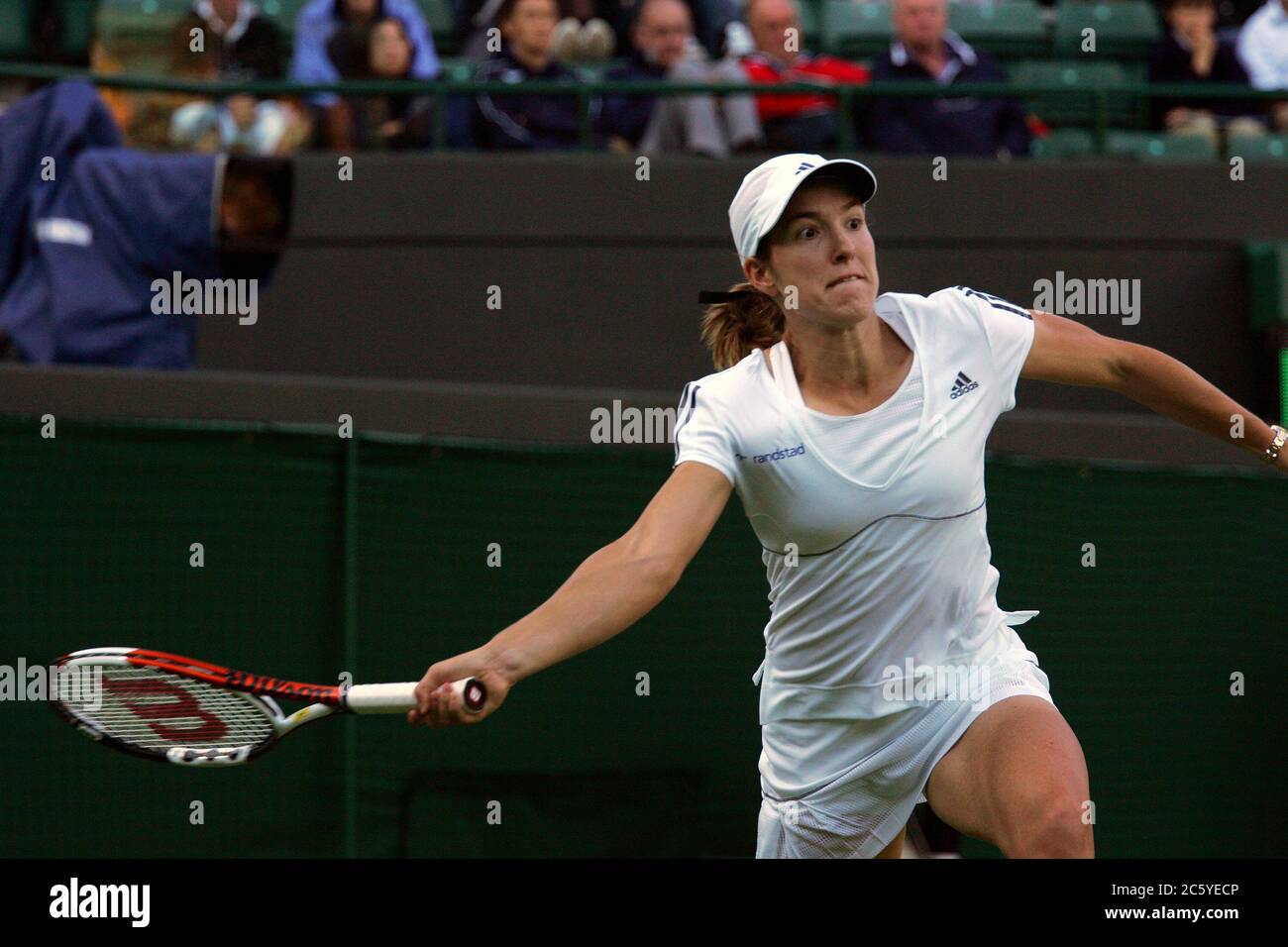 Justine Henin in Aktion während ihrer zweiten Runde bei Spiel in Wimbledon in 2007. Stockfoto