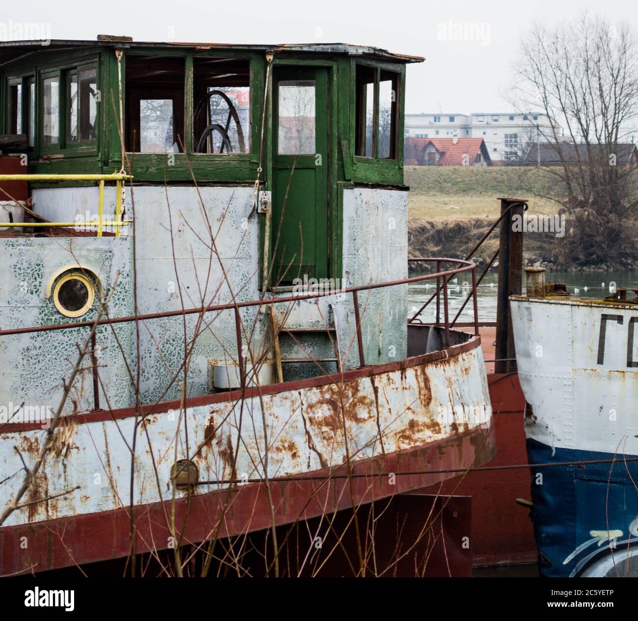 Altes Boot vor Anker auf dem Fluss Sava in Zagreb. Stockfoto