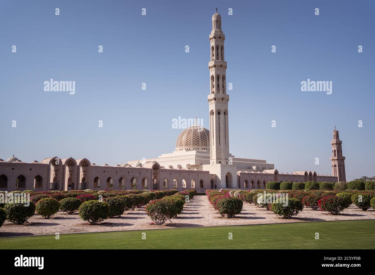 Maskat / Oman - 10. Februar 2020: Blick von außen auf die große Moschee Sultan Qaboos mit Minarett Stockfoto