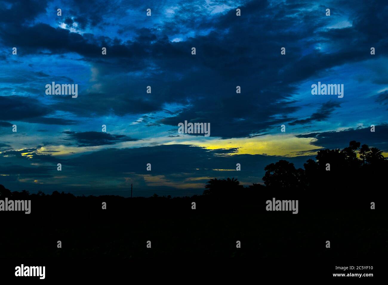 Sonnenuntergang ist eine schöne Seite der Erde. Ich bin wirklich glücklich, dieses Bild aufzunehmen. Stockfoto
