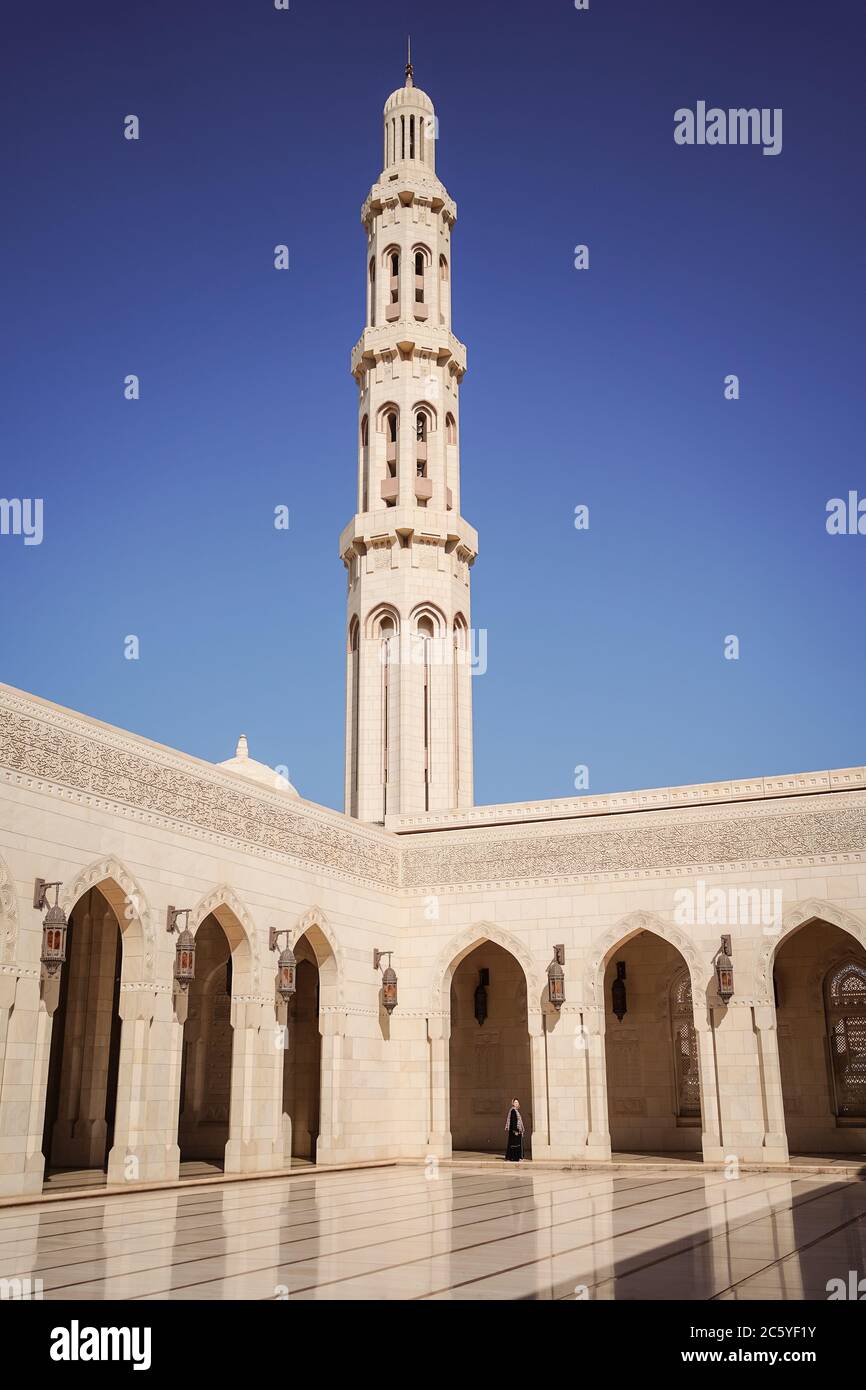 Maskat / Oman - 10. Februar 2020: Blick von außen auf die große Moschee Sultan Qaboos mit Minarett Stockfoto