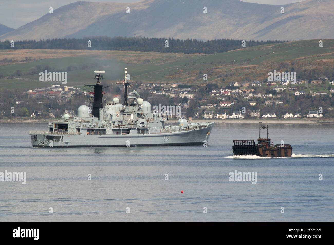 Während HMS Edinburgh (D97) während der Übung Joint Warrior den Clyde hochfährt, fährt eine LCU Mk.10 (B2 9739) von HMS Bulwark (L15) den Fluss hinunter. Stockfoto