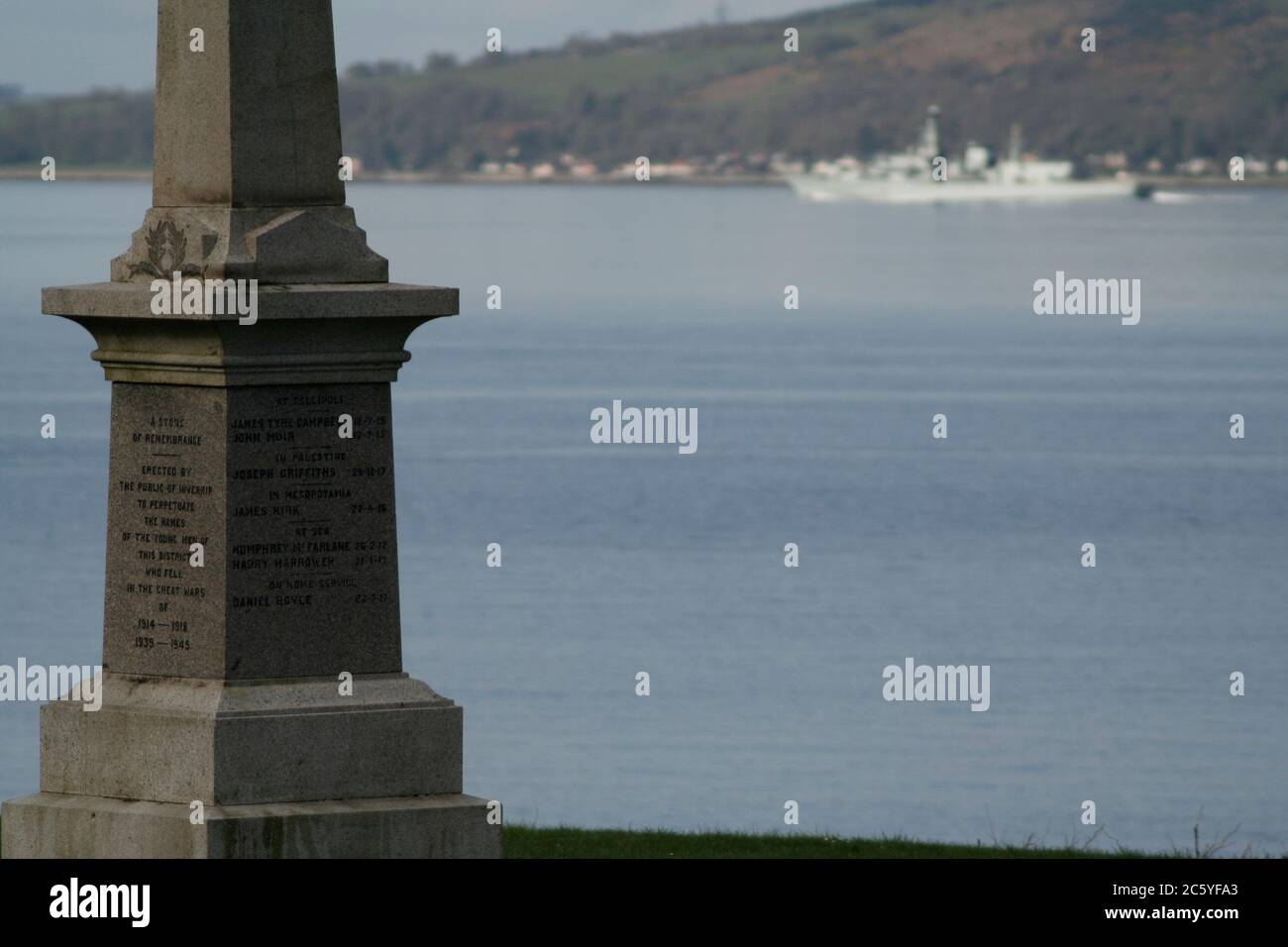 HMS Monmouth (F235), eine Typ-23 Fregatte, die von der Royal Navy betrieben wird, passiert das Inverkip Kriegsdenkmal während der Übung Joint Warrior 12-1. Stockfoto
