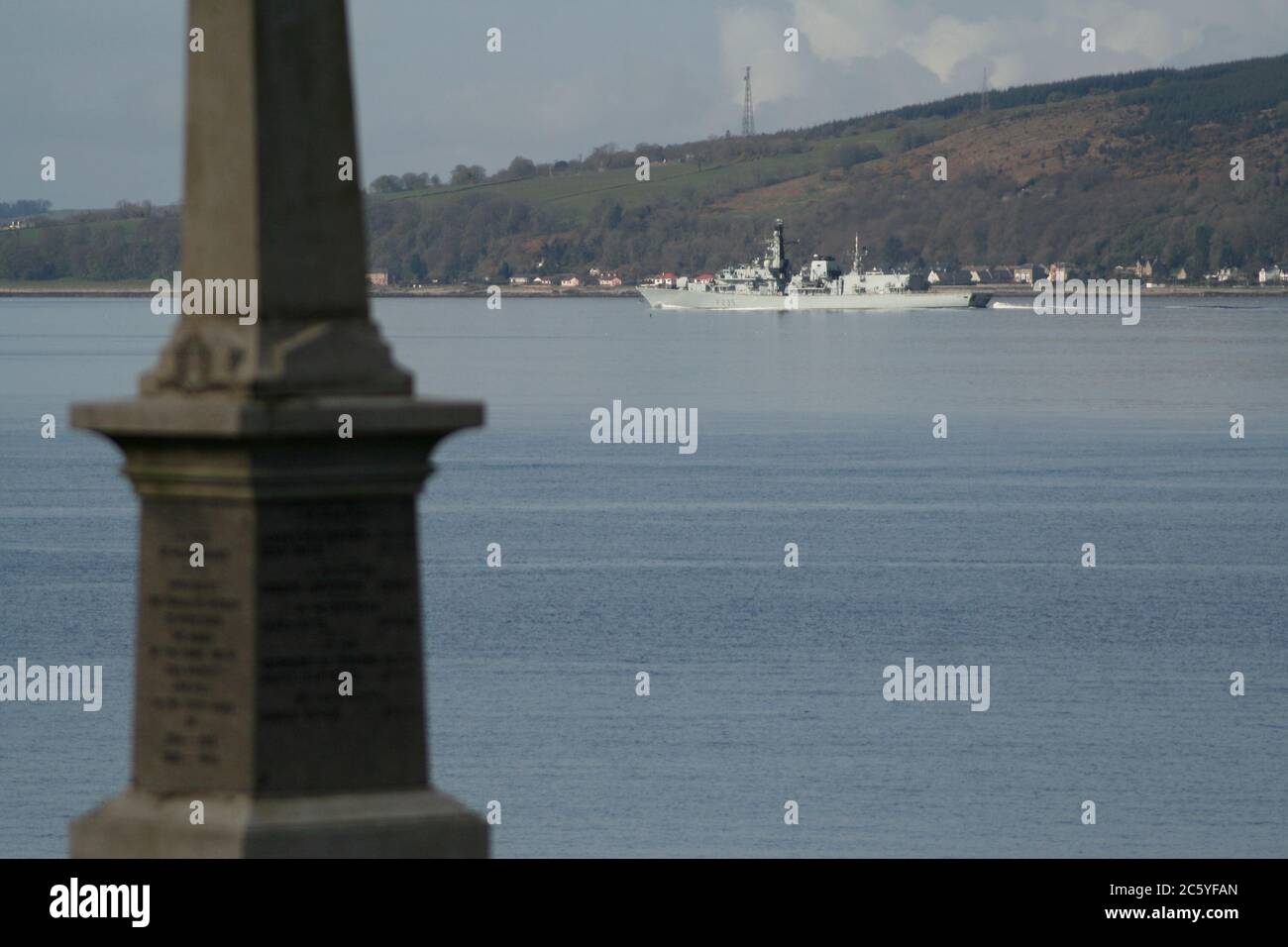 HMS Monmouth (F235), eine Typ-23 Fregatte, die von der Royal Navy betrieben wird, passiert das Inverkip Kriegsdenkmal während der Übung Joint Warrior 12-1. Stockfoto
