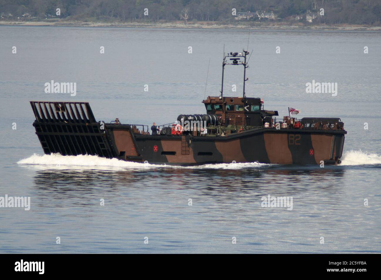 9739 (B2), eine LCU Mk.10, die von HMS Bulwark (L15) aus eingesetzt wurde, und am Start der Übung Joint Warrior 12 vorbei kam. Stockfoto