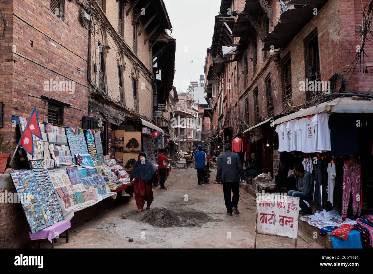 Eine Straße, die in Bhaktapur Durbar Square in Nepal renoviert wird Stockfoto