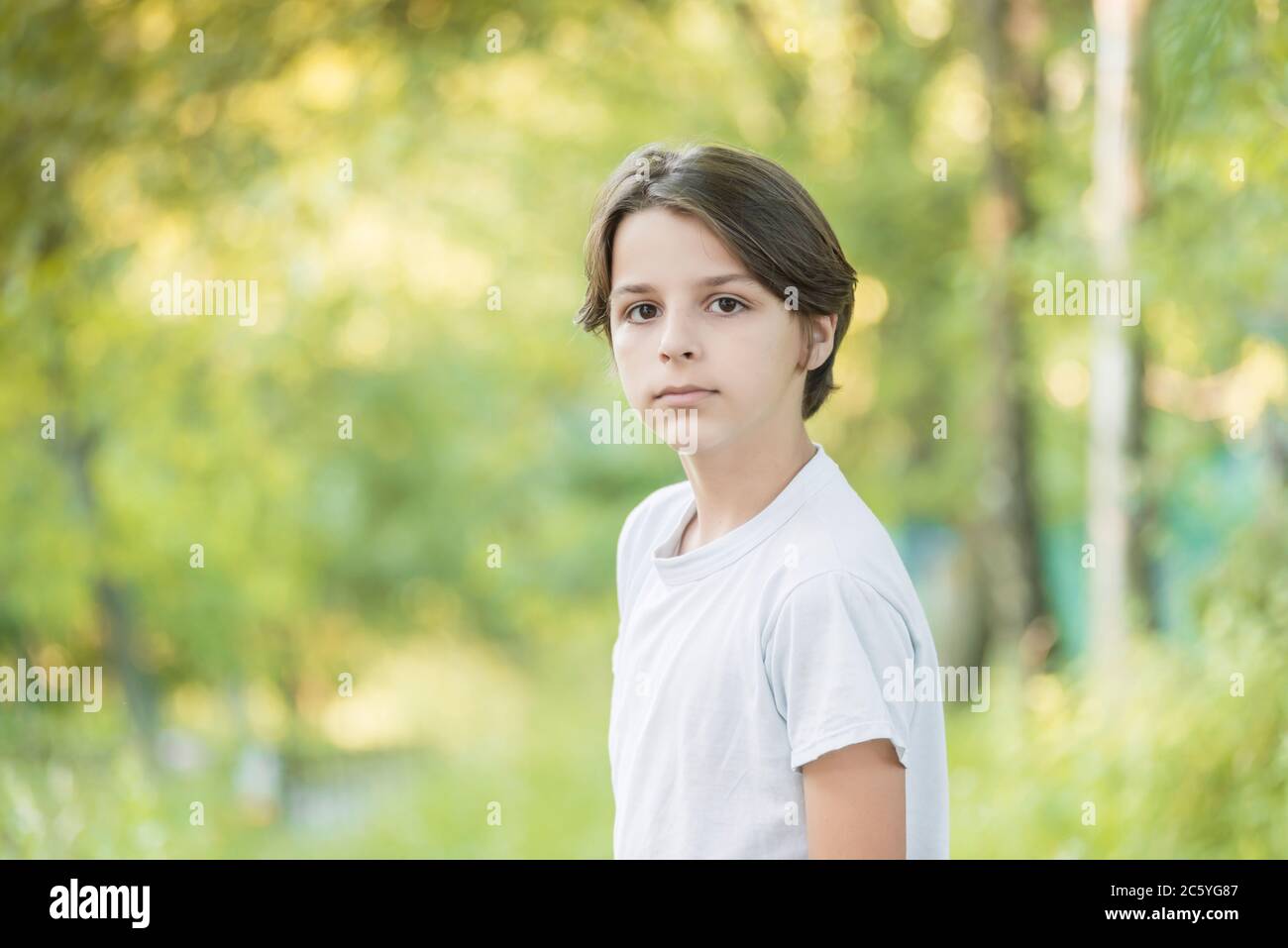 Porträt eines gutaussehenden sympathischen Jungen draußen Stockfoto