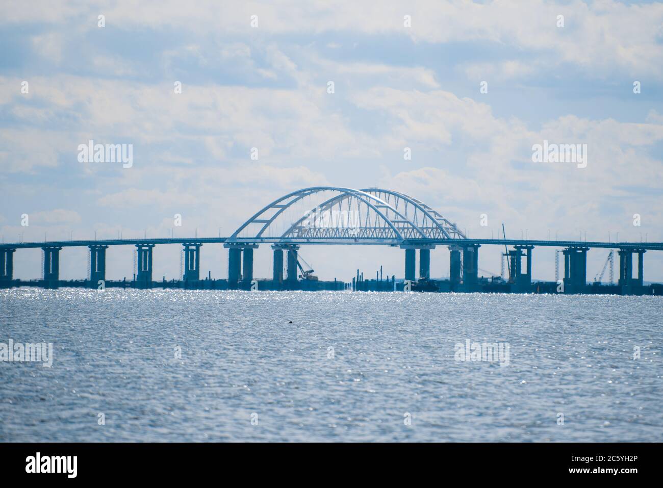 Große Brücke über das Meer. Erstellen. Ruhiges Meer Stockfoto