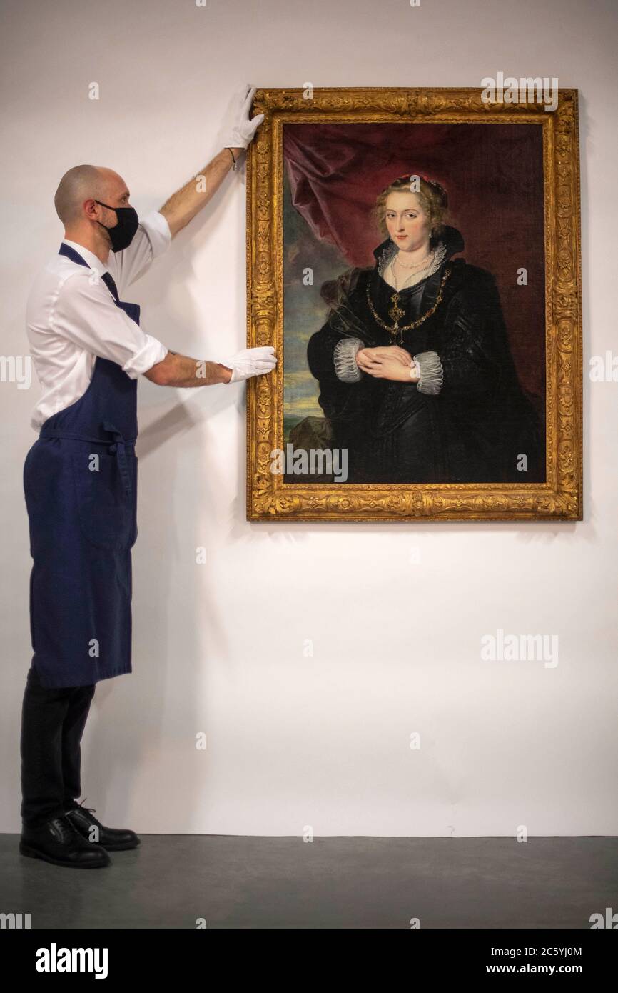 Ein Techniker von Sotheby's mit einem wiederentdeckten Rubens-Porträt einer identifizierten Dame, datiert auf 1625, bei Sotheby's in London, das bis vor kurzem in einer privaten Sammlung versteckt war, die für einen Großteil des 20. Jahrhunderts unbekannt war. Das Gemälde wird mit einer Schätzung von GBP 2-3million in der Sotheby's Cross-Kategorie Verkauf am 29. Juli angeboten werden. Stockfoto