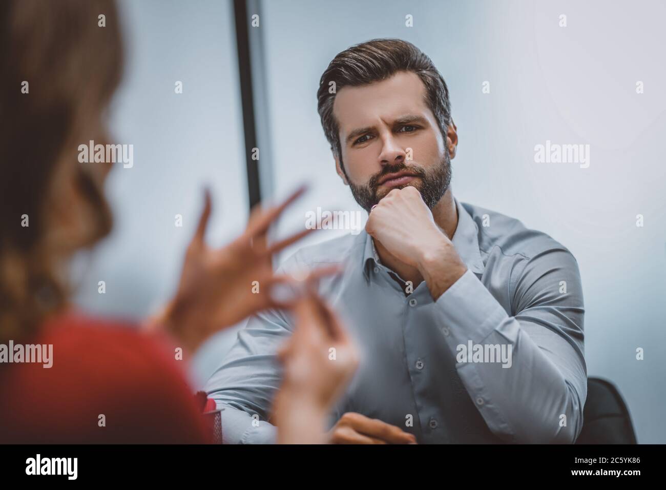 Mann, der seinen Ex mit Bedauern anschaut Stockfoto