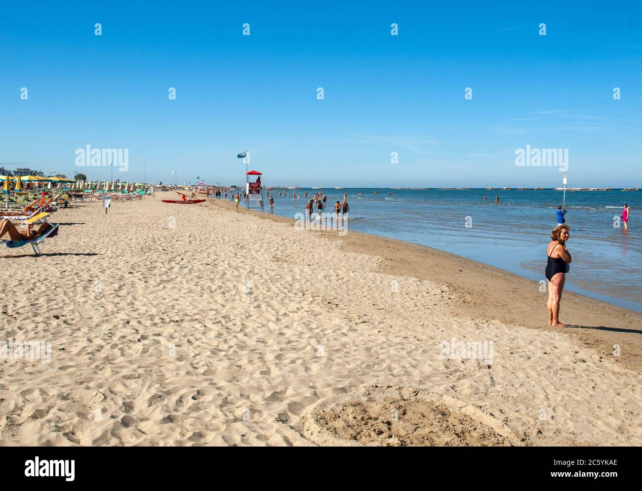 Cesenatico, Emilia Romagna, Italien - 13. Sept. 2019: Am Strand in Cesenatico, Italien, ruhen die Menschen an einem sonnigen Tag Stockfoto