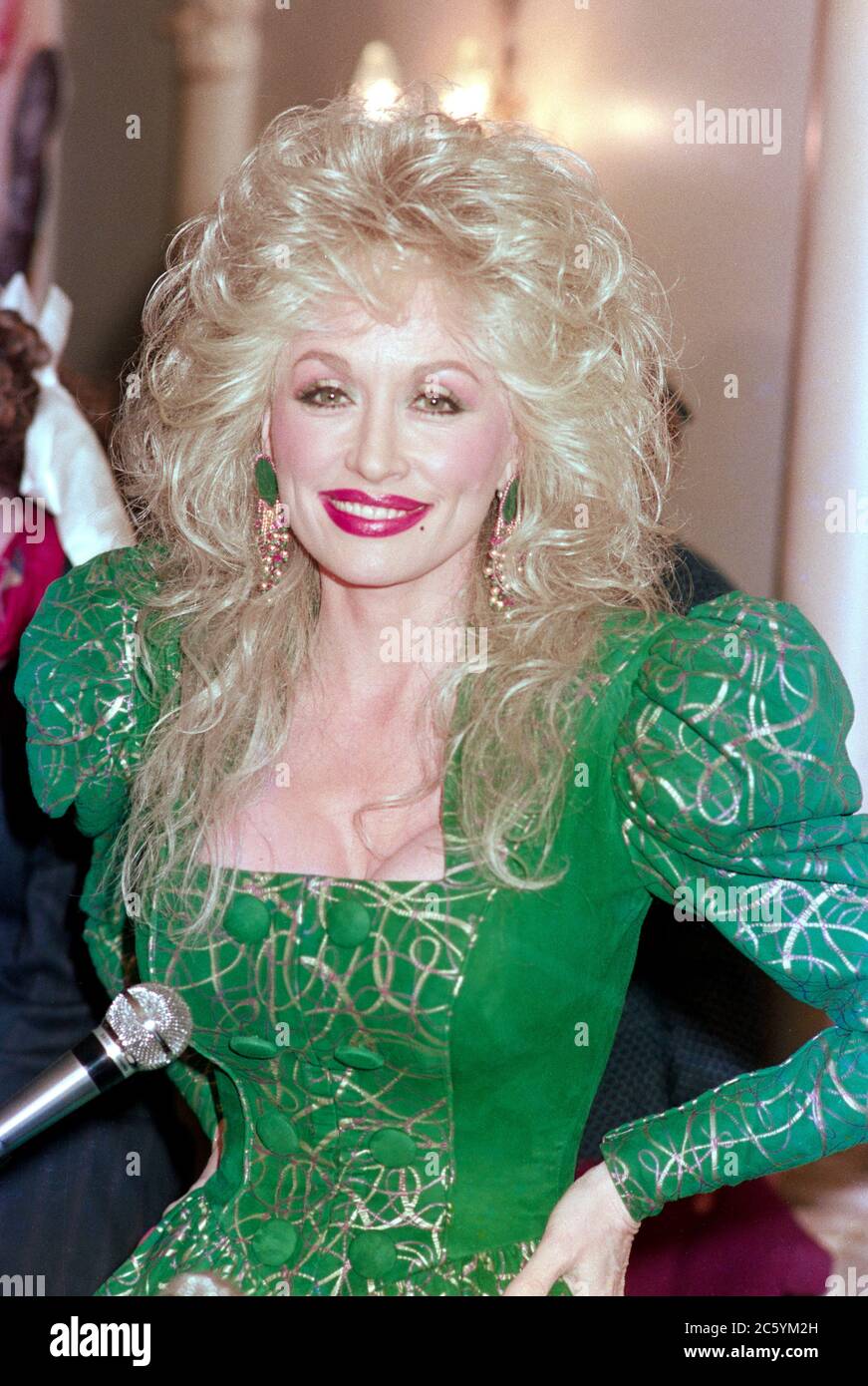 ARCHIV: LONDON, UK: 29. März 1988: Dolly Parton. Datei Foto © Paul Smith/Featureflash Stockfoto