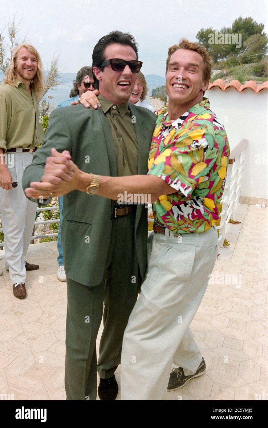 ARCHIV: CANNES, FRANKREICH. C. Mai 1991: Sylvester Stallone & Arnold Schwarzenegger bei den Filmfestspielen von Cannes. Datei Foto © Paul Smith/Featureflash Stockfoto