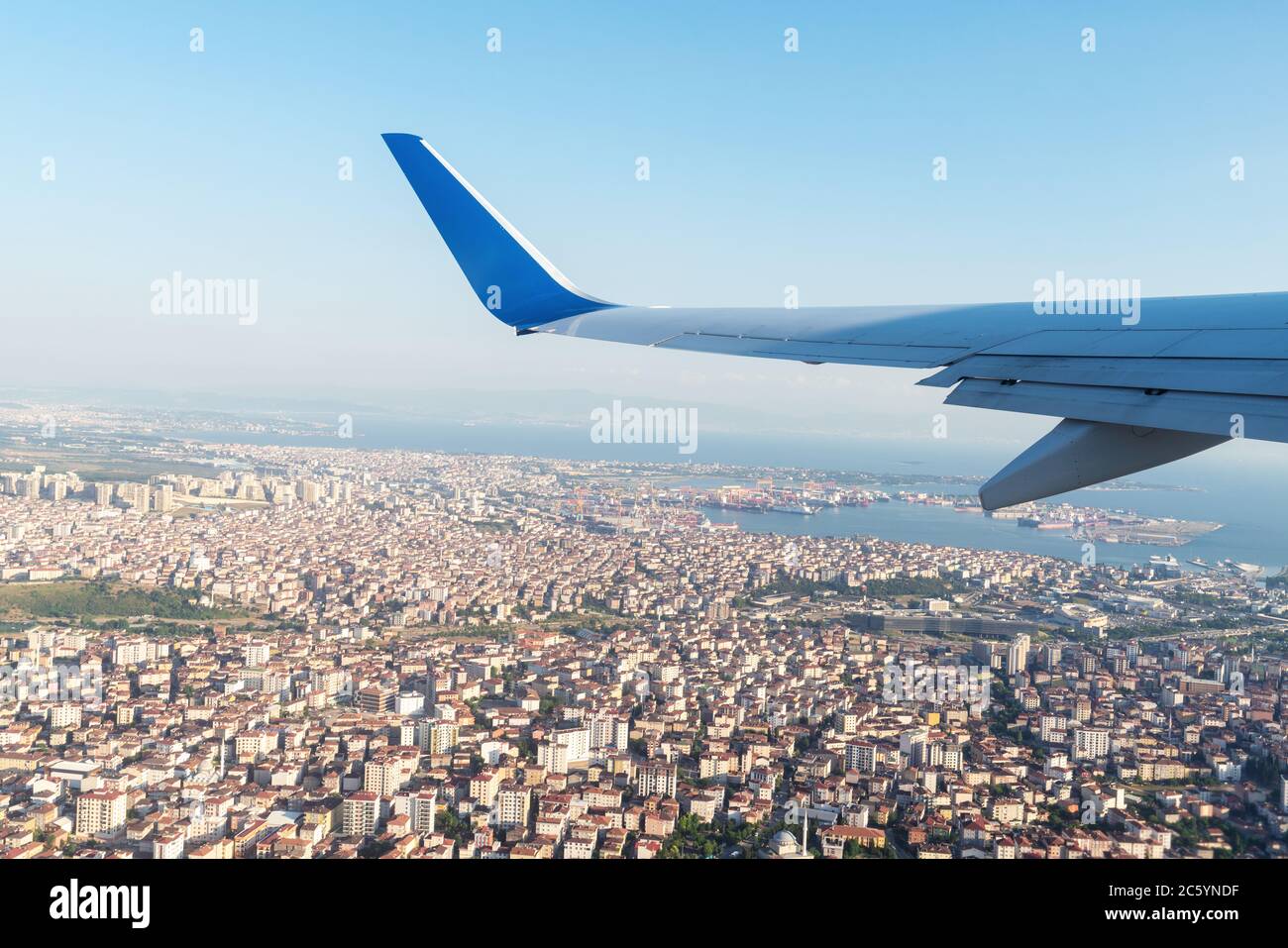 Ein Panoramablick von oben aus einem Luftplan auf die schöne Stadt Istanbul und den Bosporus unter dem blauen Himmel. Banner, Tapete Konzept Stockfoto