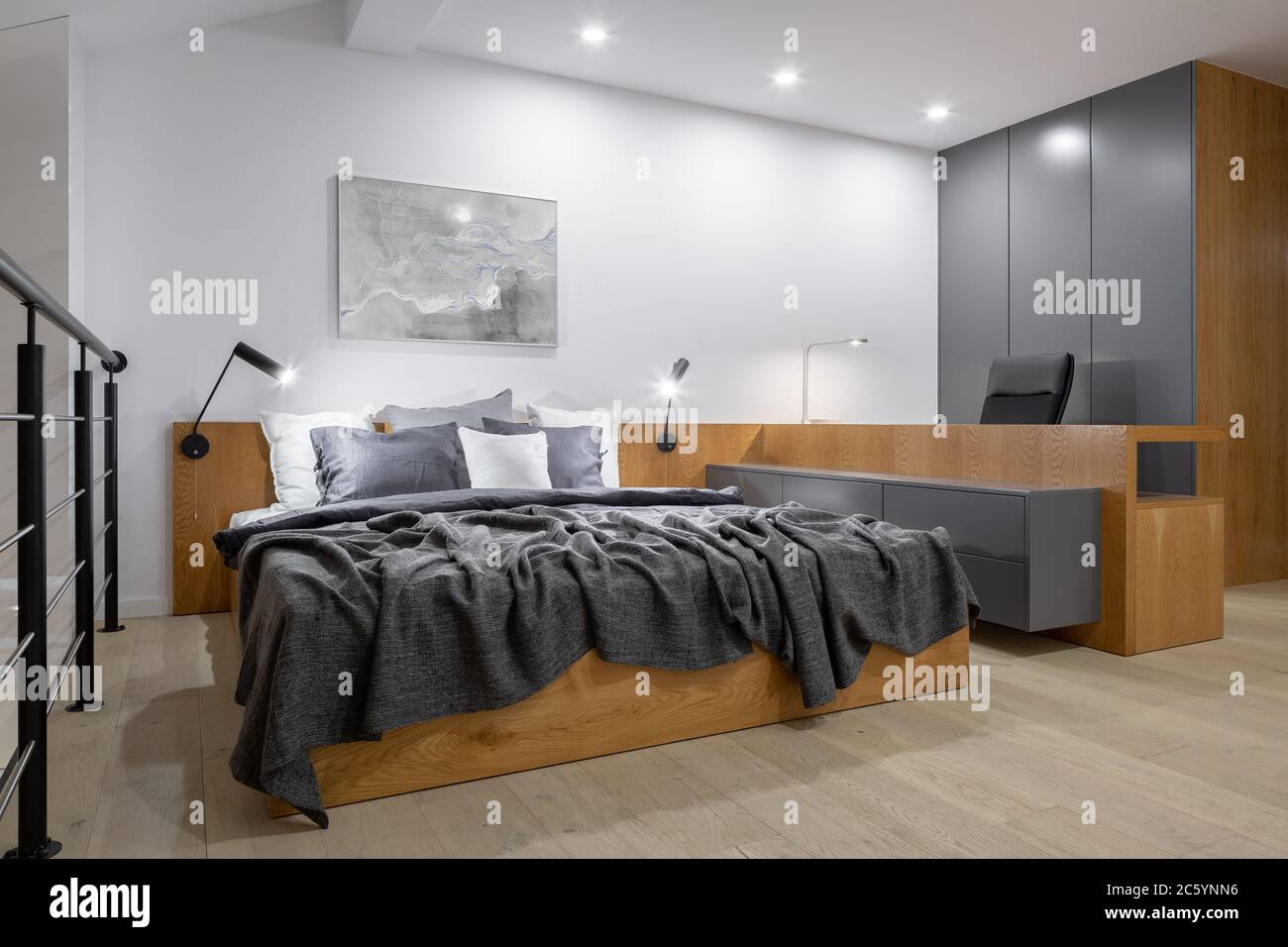 Stilvolles und neues Design-Schlafzimmer mit großem Holzbett, langem Holzschreibtisch und Holzschrank Stockfoto