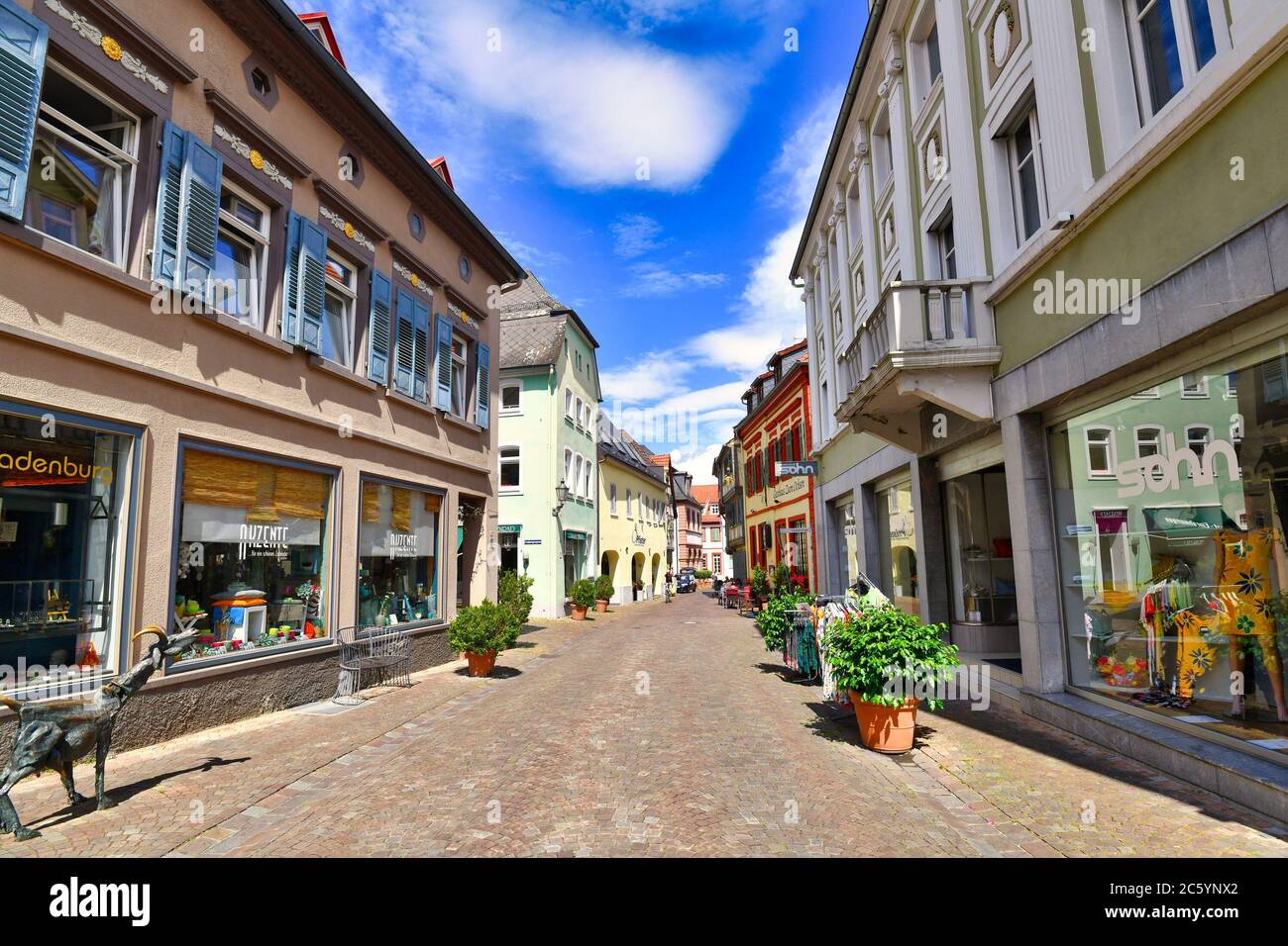Ladenburg, Deutschland - Juli 2020: Haupttreet mit Geschäften in der historischen Innenstadt aus dem Mittelalter der kleinen deutschen Stadt Ladenburg Stockfoto