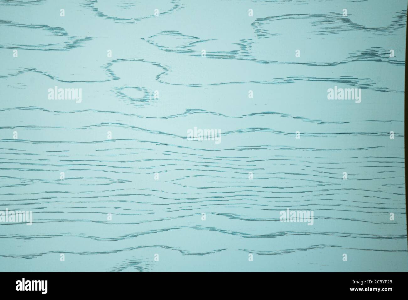 Blau bemalter Holzhintergrund. Gestreifter Baum mit Fasern. Textur Tapete Stockfoto
