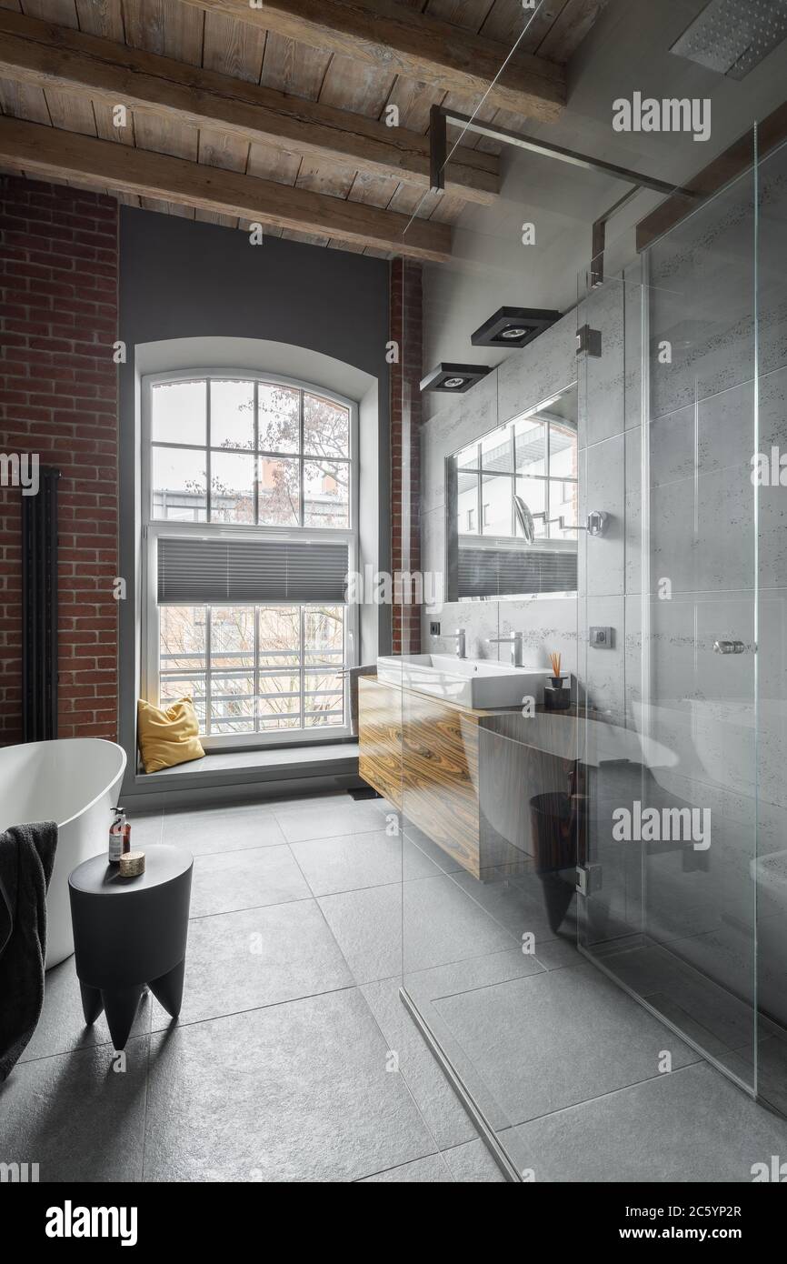 Loft-Badezimmer mit großen Fenstern, Holzdecke und Ziegelwand  Stockfotografie - Alamy