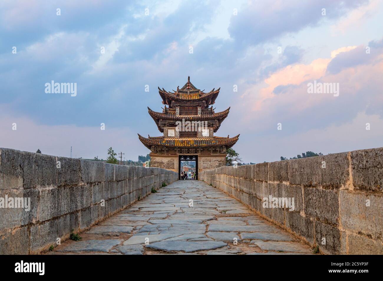 Shuanglong Brücke, auch als Doppel-Drachenbrücke bekannt, eine alte Brücke in Yunnan, Provinz, China. Stockfoto