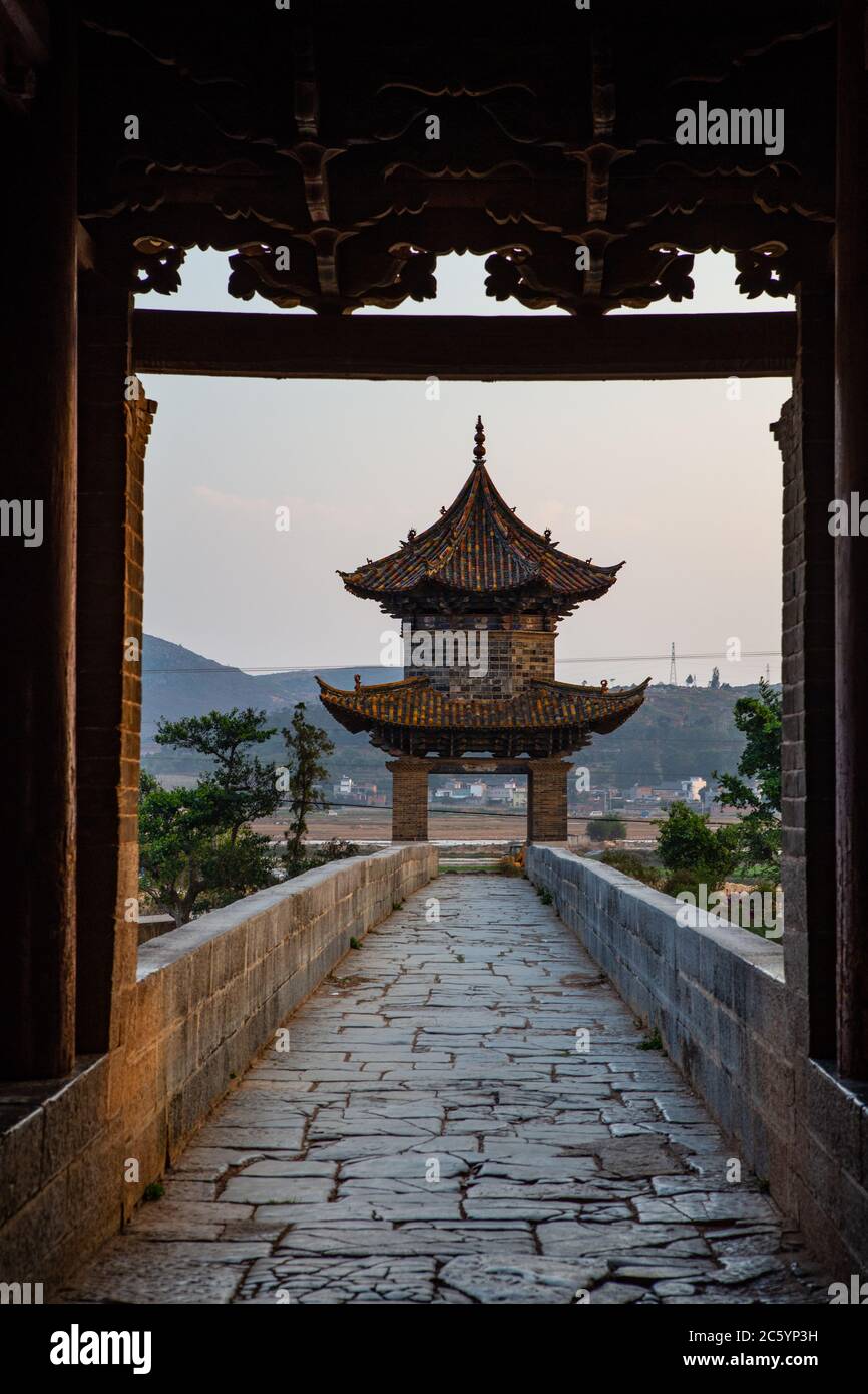 Shuanglong Brücke, auch als Doppel-Drachenbrücke bekannt, eine alte Brücke in Yunnan, Provinz, China. Stockfoto