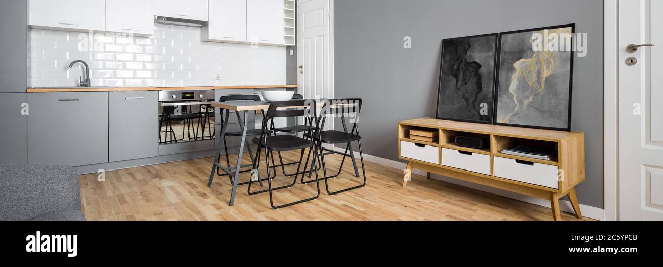 Panorama der offenen Küche mit einfachen Tisch und Stühlen Stockfoto